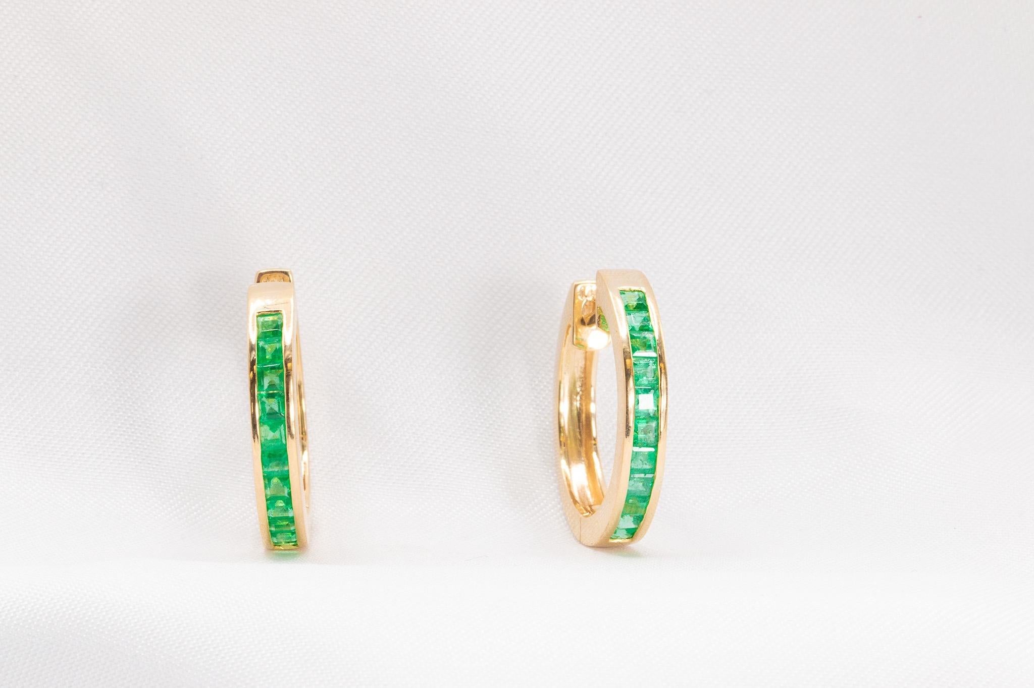 Werten Sie Ihre Schmucksammlung mit diesen atemberaubenden Ohrringen aus 14-karätigem Gelbgold mit insgesamt 22 grünen Smaragden im Prinzessinnenschliff (ca. 1,10 ctw) auf. Sie wiegen 4,9 Gramm, sind 0,75 cm lang und 3,3 mm breit und strahlen