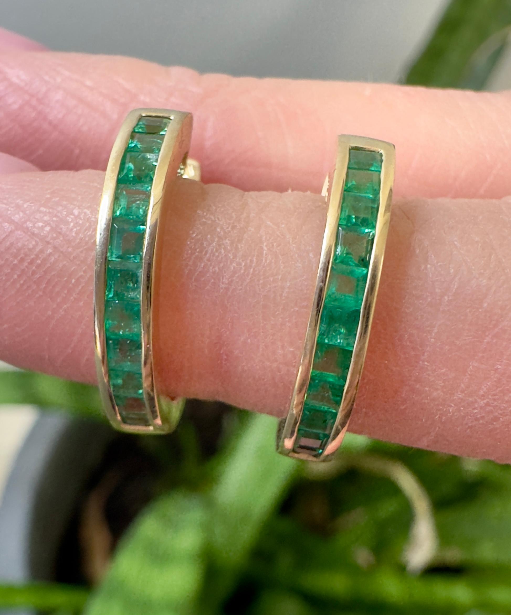 Vintage 14k Gelbgold Grüner Smaragd Hoop-Ohrringe (Carréschliff) im Angebot
