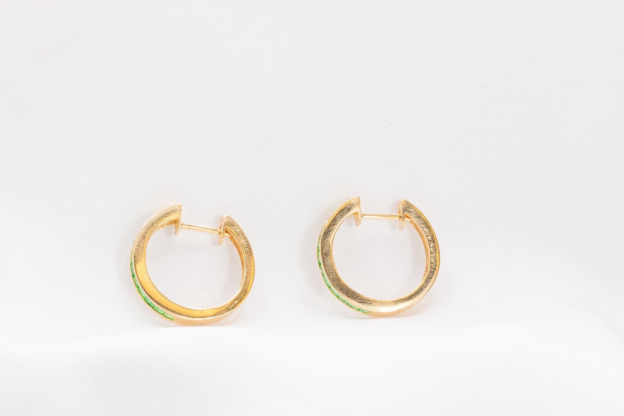 Vintage 14k Gelbgold Grüner Smaragd Hoop-Ohrringe im Zustand „Gut“ im Angebot in Houston, TX