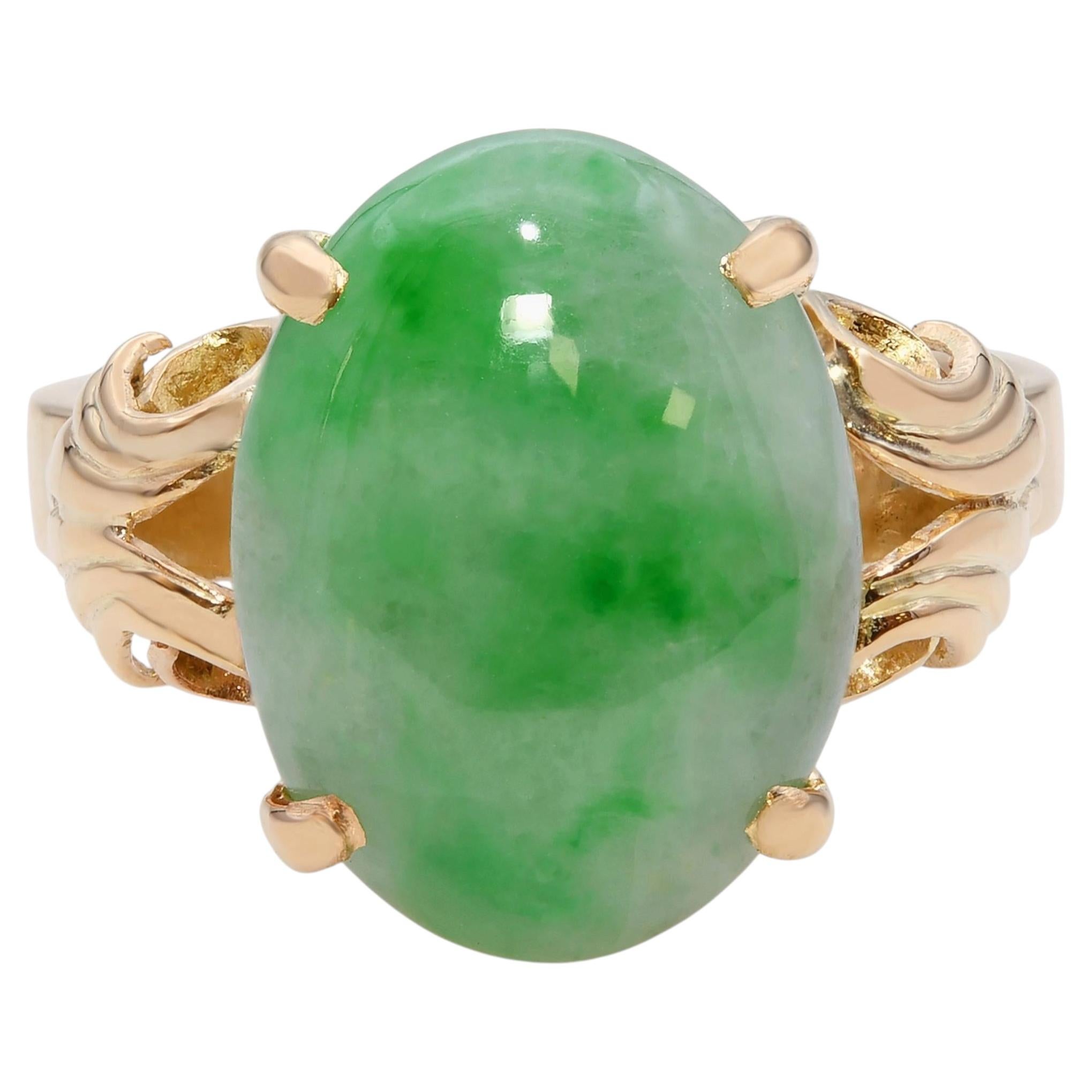 Anillo vintage de oro amarillo de 14 quilates con cabujón de jade verde