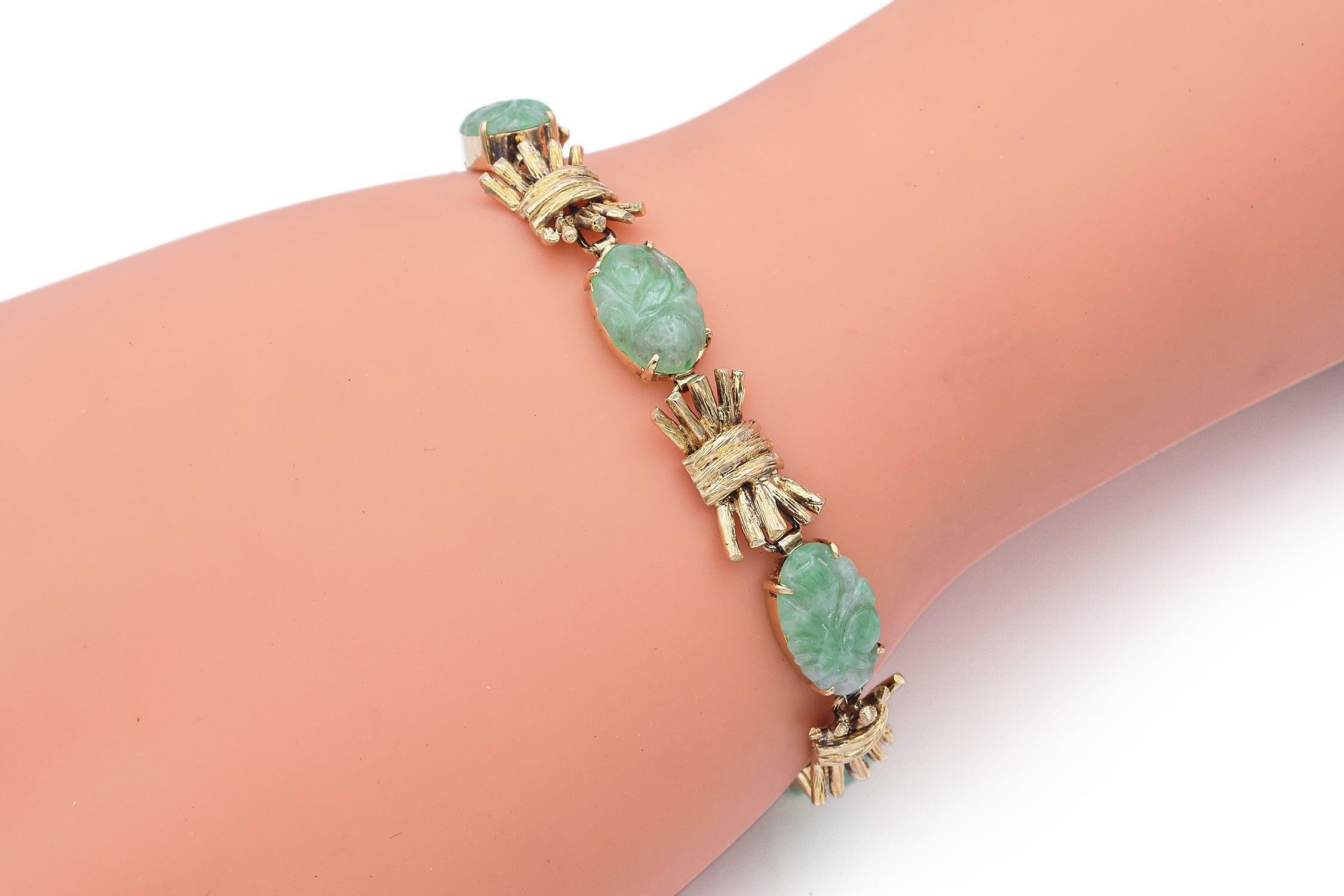 Cabochon Bracciale vintage in oro giallo 14K con giada verde intagliata e cabochon ovale A Link in vendita