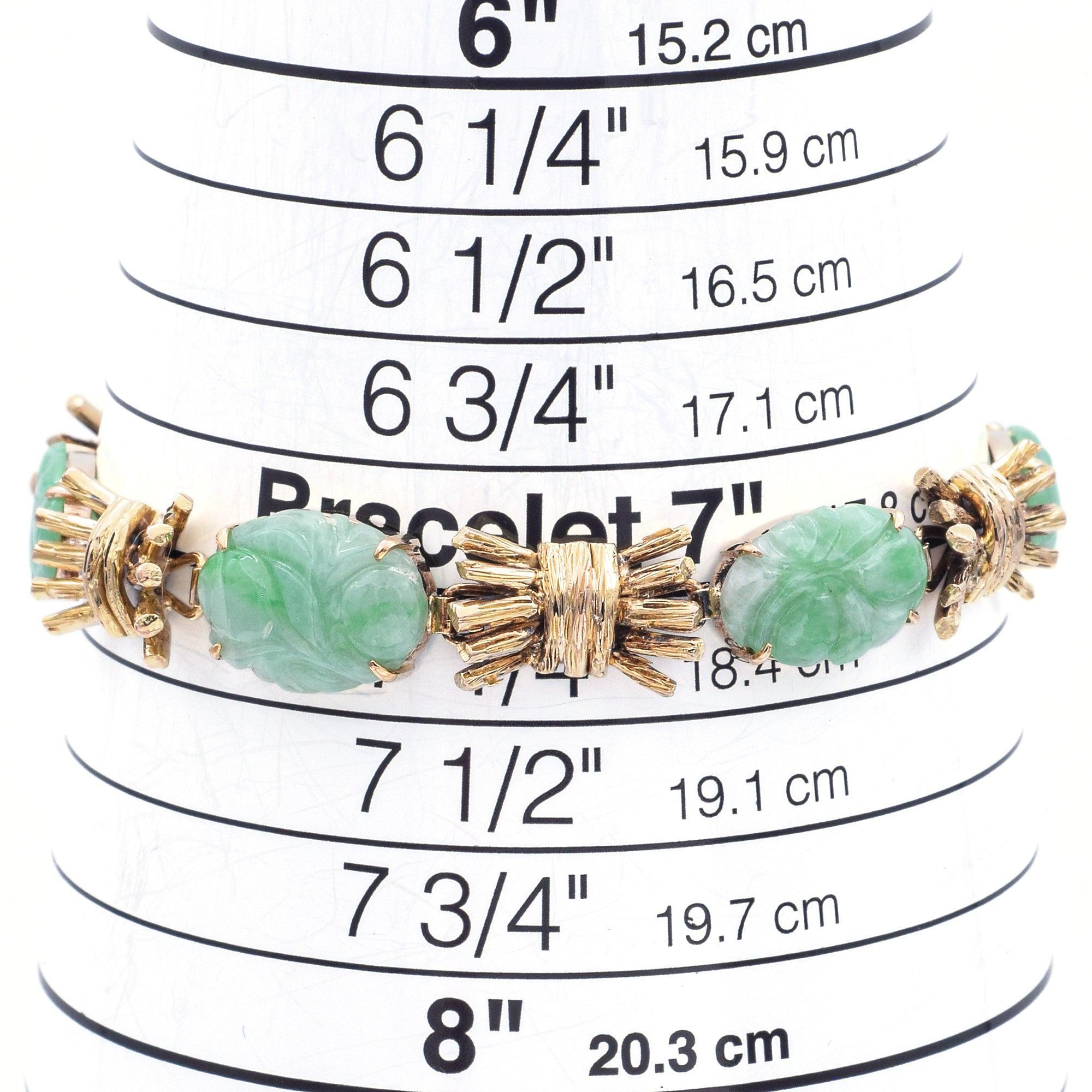 Bracciale vintage in oro giallo 14K con giada verde intagliata e cabochon ovale A Link in vendita 1