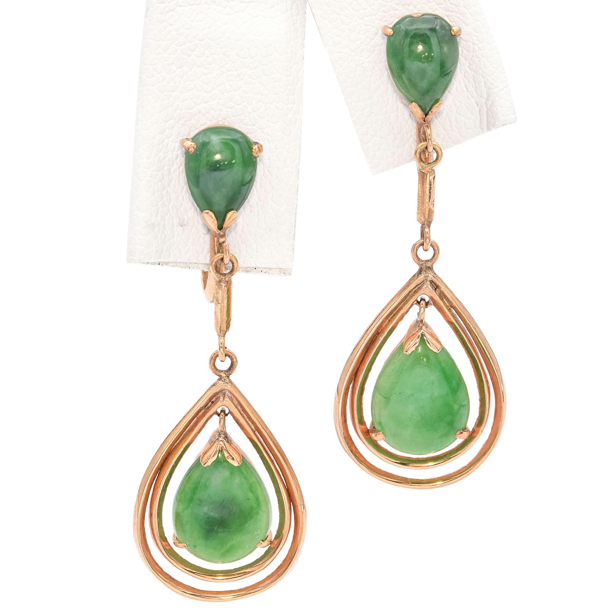 Vintage 14K Yellow Gold Green Jade Earrings In Good Condition For Sale In New York, NY