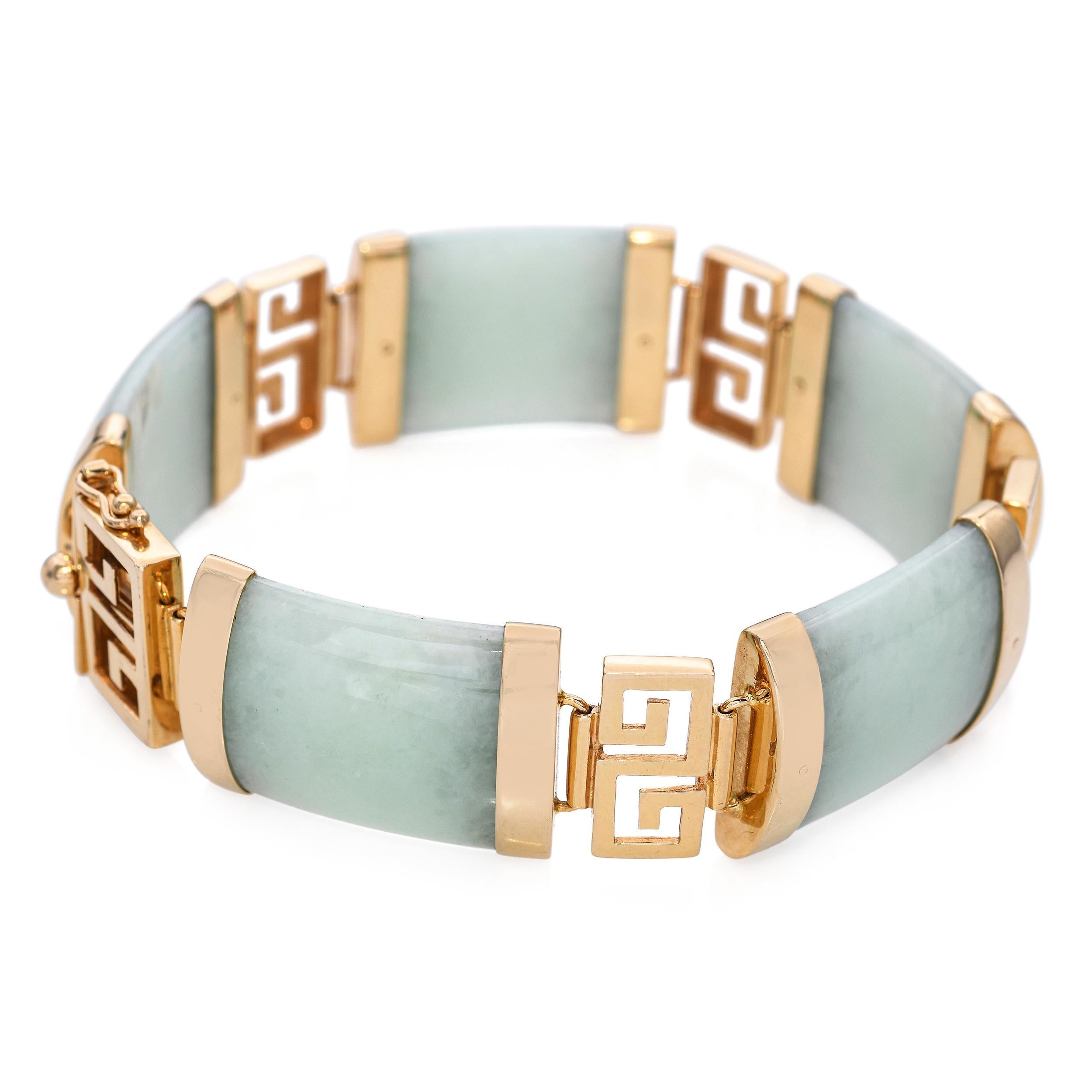 Dieses Armband aus 14-karätigem Gelbgold besteht aus polierten Gliedern aus grüner Jade, die sich in einem eleganten Design abwechseln. Die glatten, abgerundeten Jade-Segmente werden von warmen Goldverbindern umrahmt und bieten einen schönen