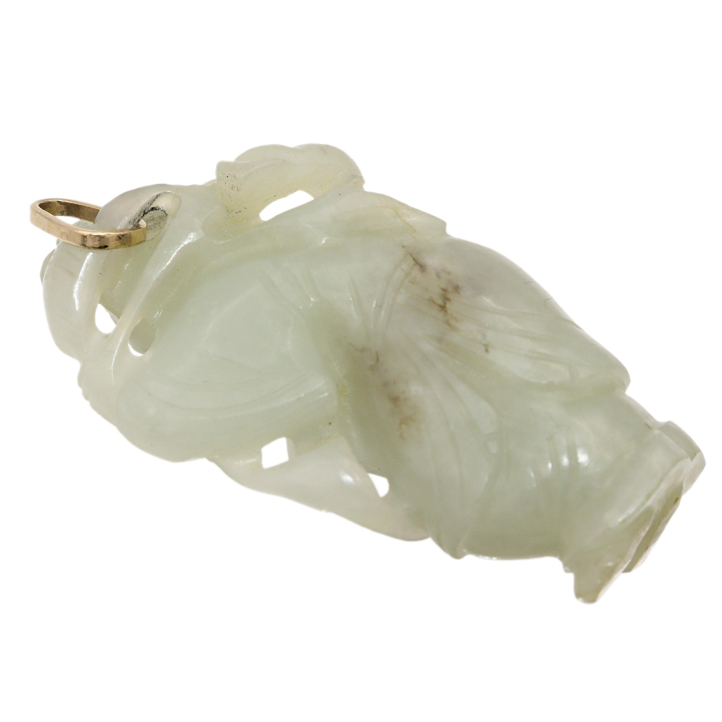 Questo affascinante ciondolo presenta la figura finemente intagliata di un ragazzo felice (童子, tongzi), un simbolo tradizionale cinese di gioia, benedizioni e prosperità. La giada è morbidamente traslucida, dal verde pallido al bianco crema, con