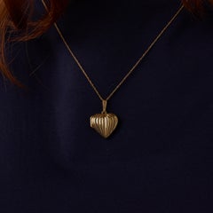 Vintage 14k yellow gold heart locket necklace