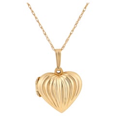 Vintage 14k yellow gold heart locket necklace