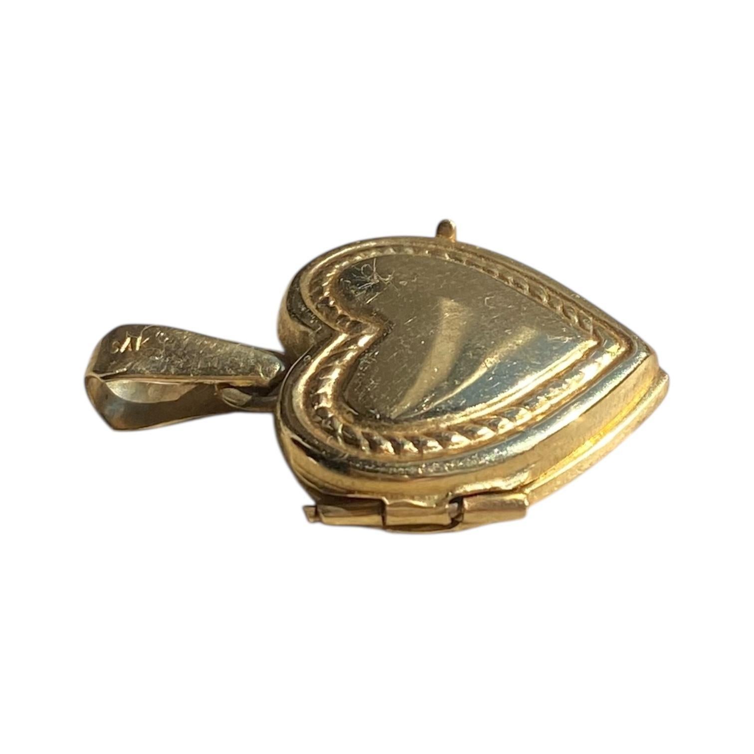 Vintage 14K Yellow Gold Heart Locket Pendant In Good Condition For Sale In Henderson, NV