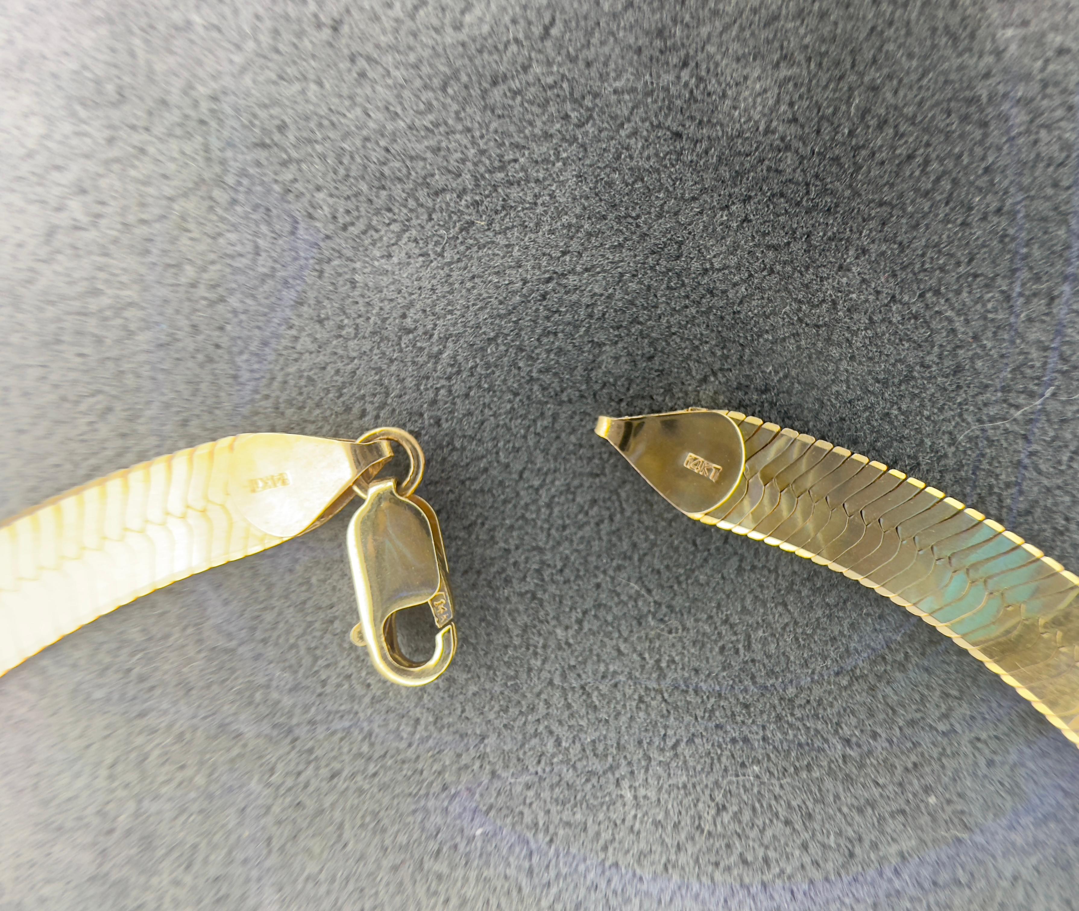 Vintage 14k Yellow Gold Herringbone Necklace In Good Condition For Sale In Houston, TX