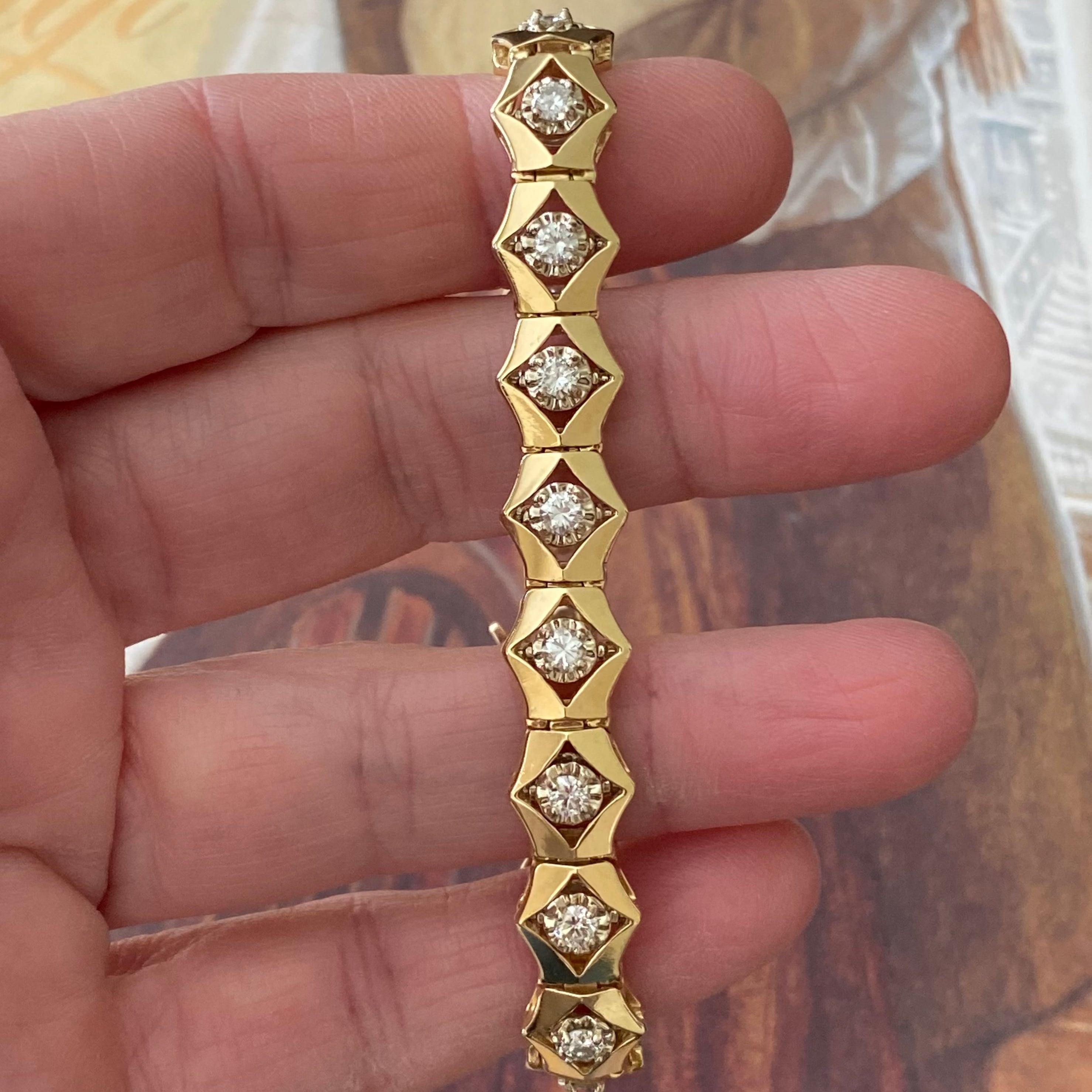 Das aus 14-karätigem Gold gefertigte Armband besteht aus einer Reihe von neunzehn sechseckigen Gliedern, die in einem verdeckten Sicherheitsverschluss enden. Jedes Glied hat einen rautenförmigen Ausschnitt mit einem runden Diamanten im