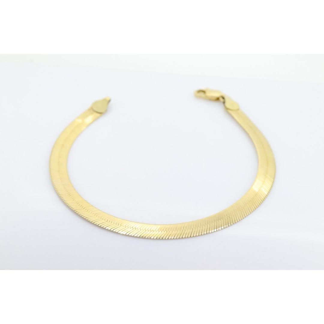 Vintage By
MATERIALIEN: Gold
Stil der Kette: Herringbone
Verschluss: Karabinerhaken
Stil: Minimalistisch

Breite des Armbands: 5,2 Millimeter; Länge des Armbands: 7 Zoll

Schönes Gelbgold-Armband. Es ist 14k Gold Hochglanz

Weit.

Einzelheiten:
14k