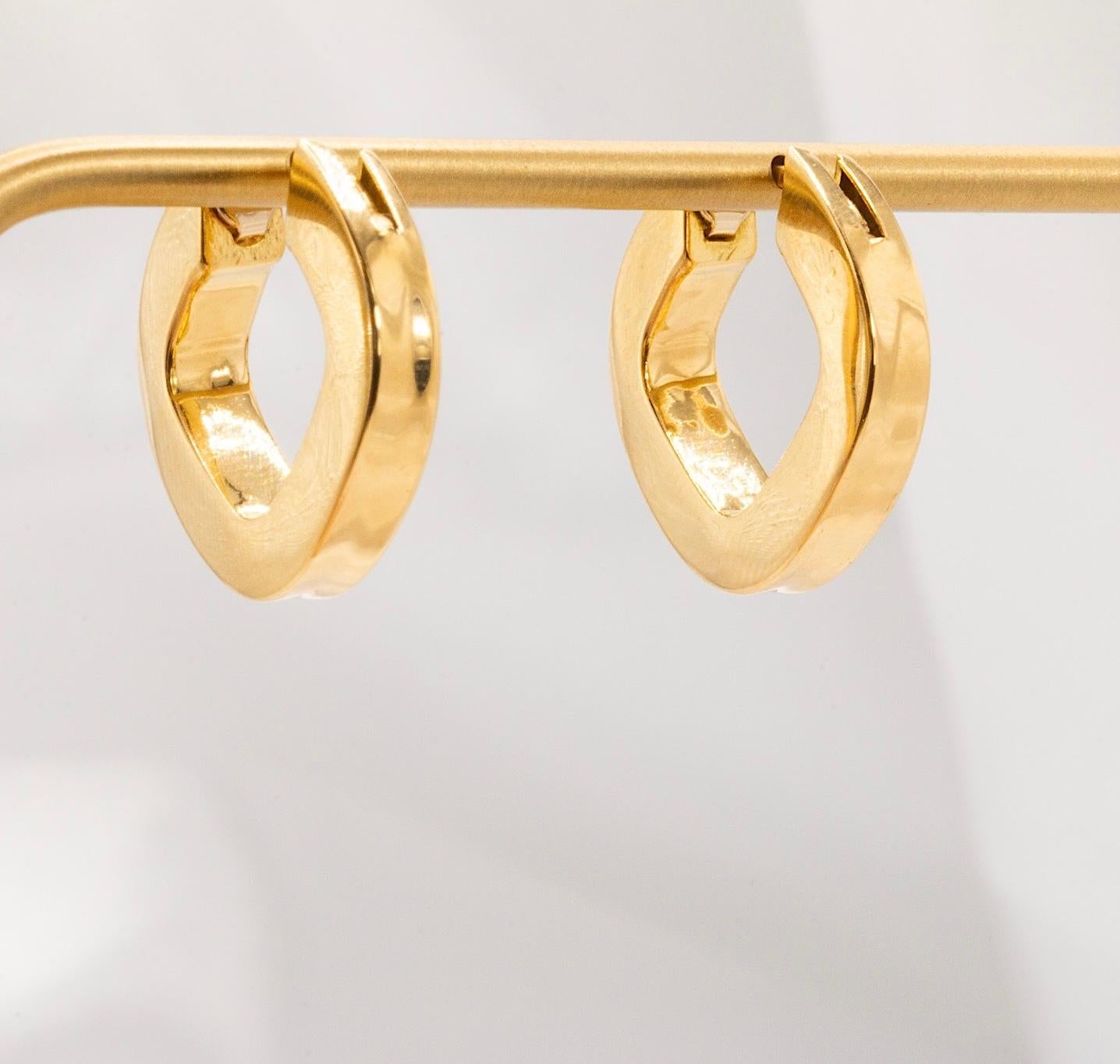Vintage 14k Yellow Gold Hoop Earrings

Refine your jewelry collection with these elegant 14K yellow gold hoop earrings.

Expertly crafted in a classic design, these hoops showcase timeless sophistication. Measuring approximately 4.9mm in width and