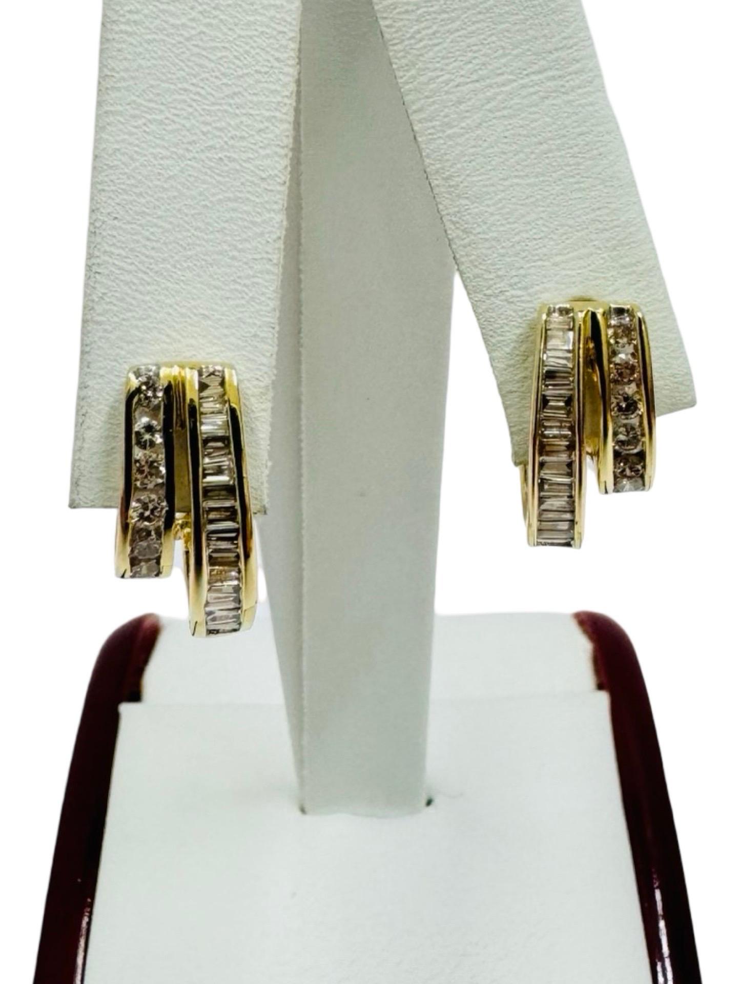 Vintage 14K Yellow Gold Hoop Earrings with Baguette and Round Natural Diamonds In Excellent Condition For Sale In Miami, FL