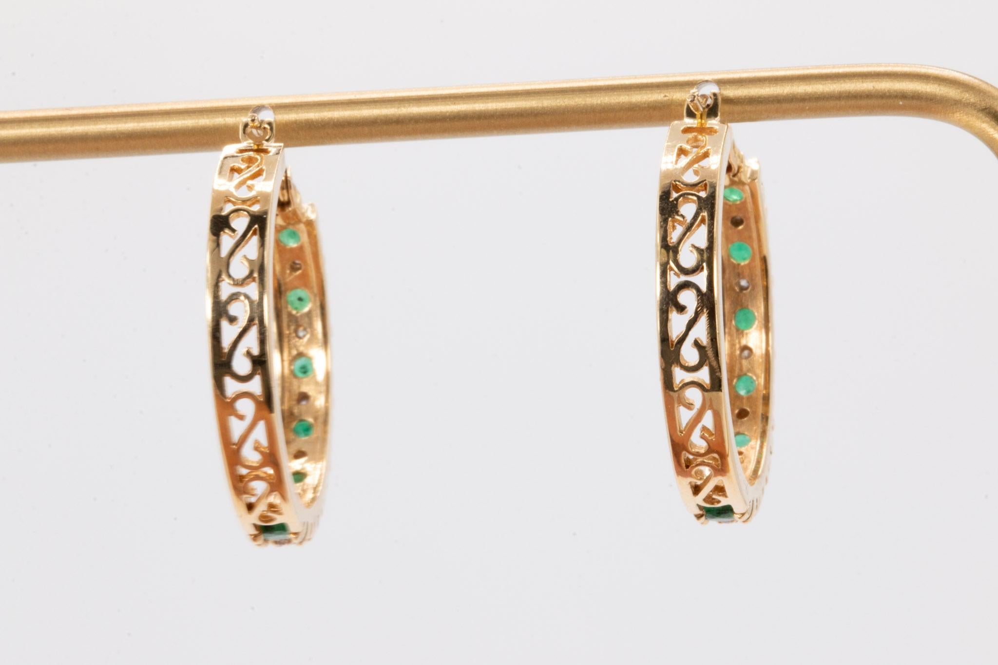 Vintage 14k Gelbgold Hoop Smaragd und runde Diamanten Ohrringe (Rundschliff) im Angebot