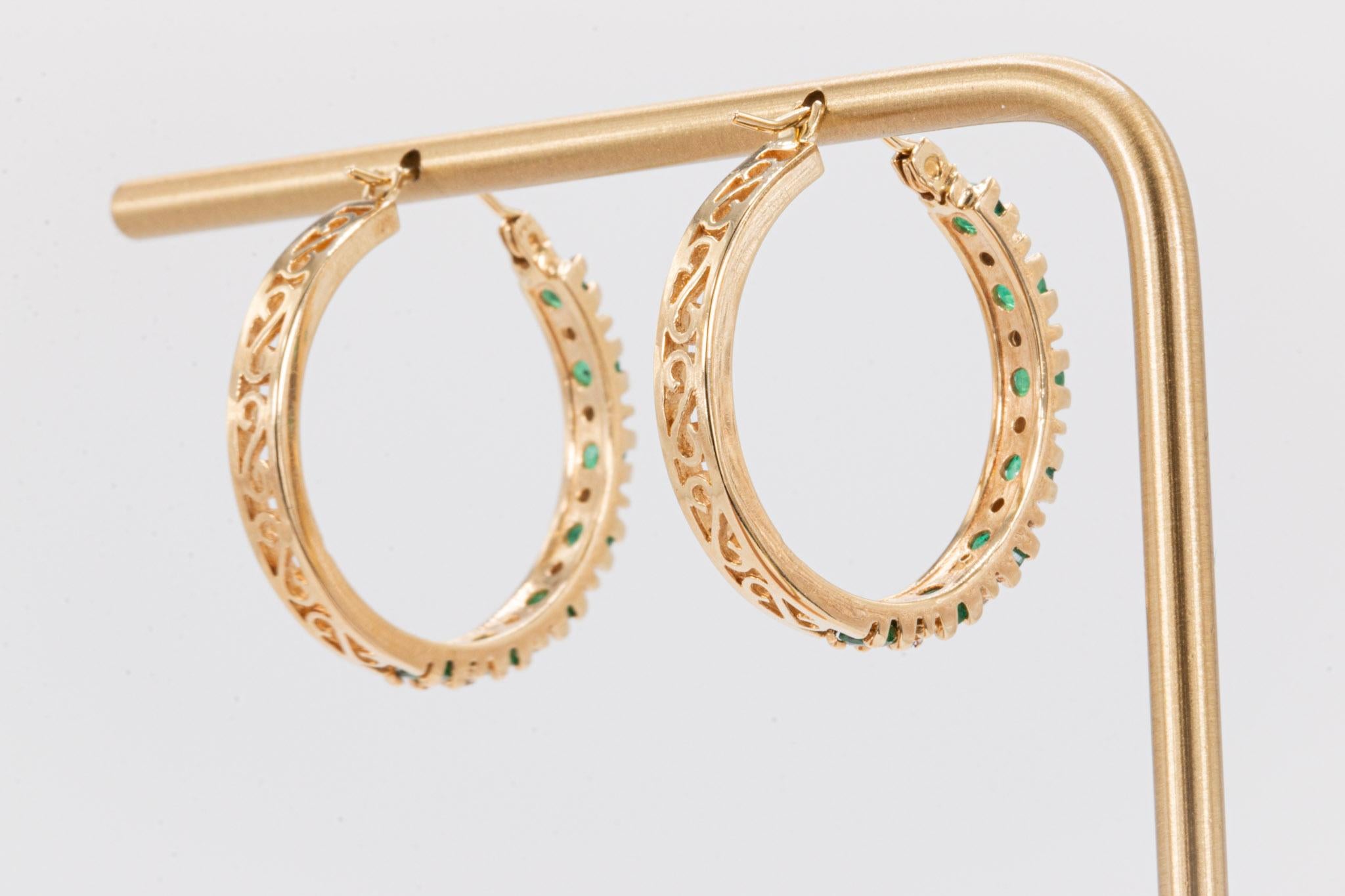 Vintage 14k Gelbgold Hoop Smaragd und runde Diamanten Ohrringe im Zustand „Gut“ im Angebot in Houston, TX