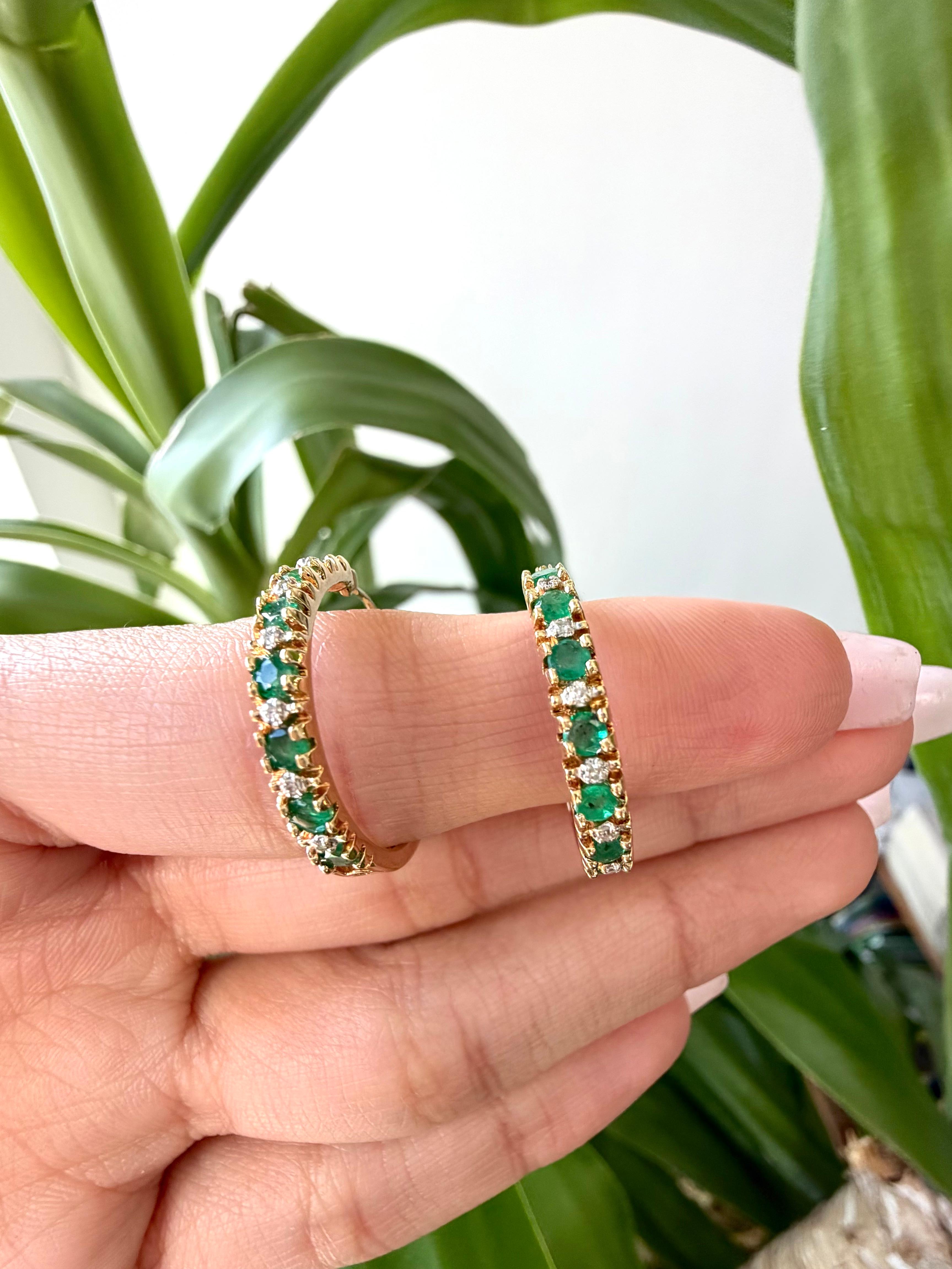 Vintage 14k Gelbgold Hoop Smaragd und runde Diamanten Ohrringe Damen im Angebot