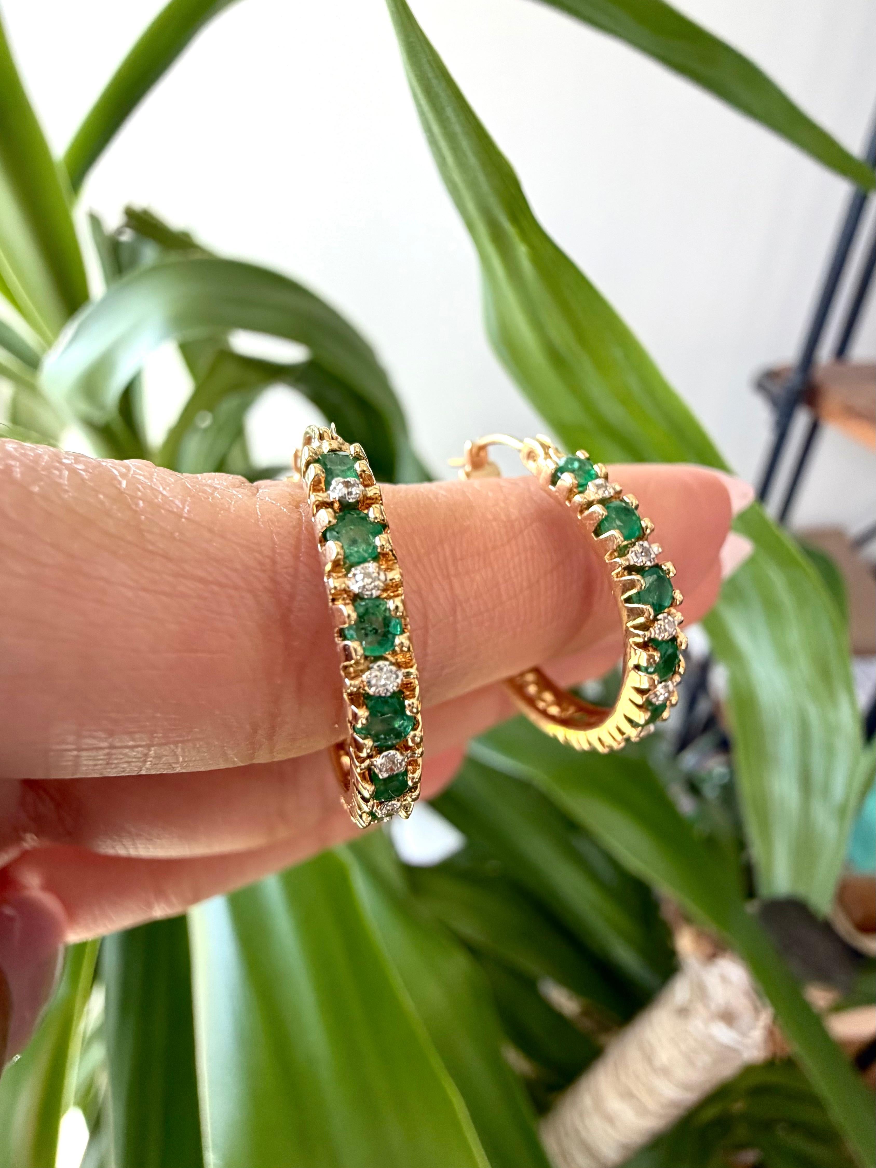 Vintage 14k Gelbgold Hoop Smaragd und runde Diamanten Ohrringe im Angebot 1
