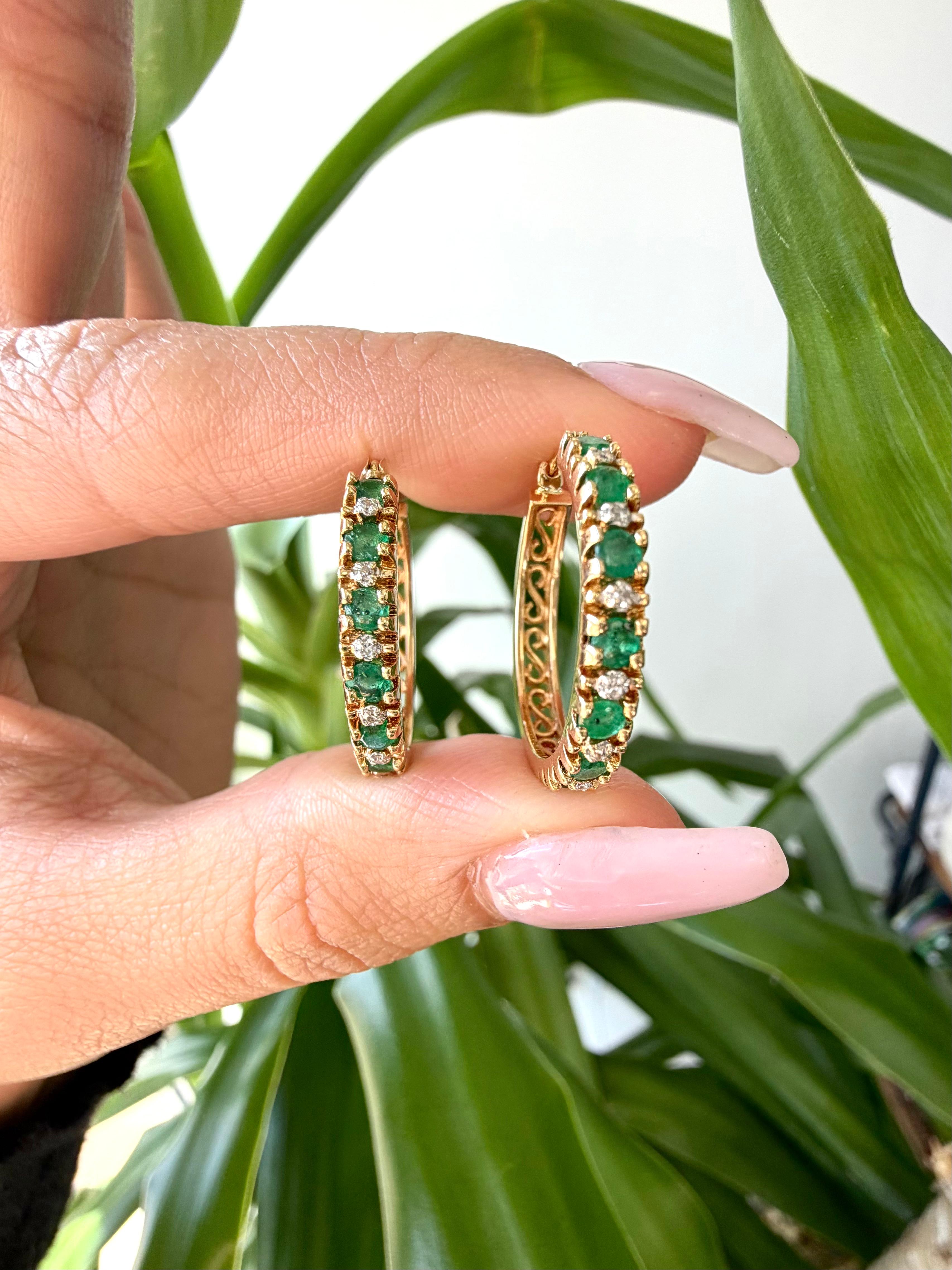 Vintage 14k Gelbgold Hoop Smaragd und runde Diamanten Ohrringe im Angebot 2