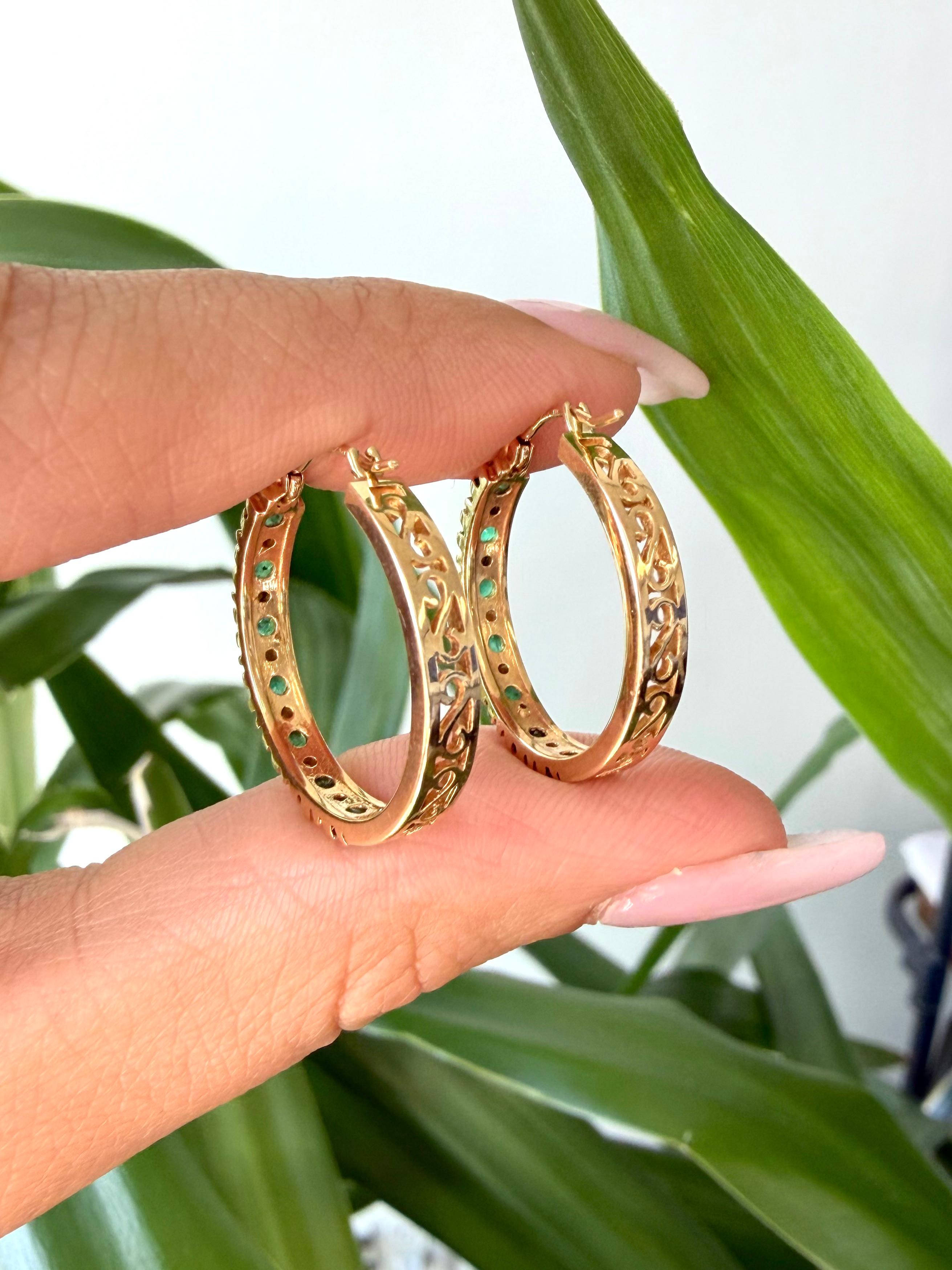 Vintage 14k Gelbgold Hoop Smaragd und runde Diamanten Ohrringe im Angebot 3