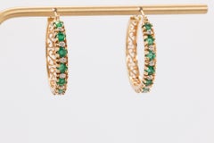 Orecchini vintage a cerchio in oro giallo 14k con smeraldo e diamanti rotondi