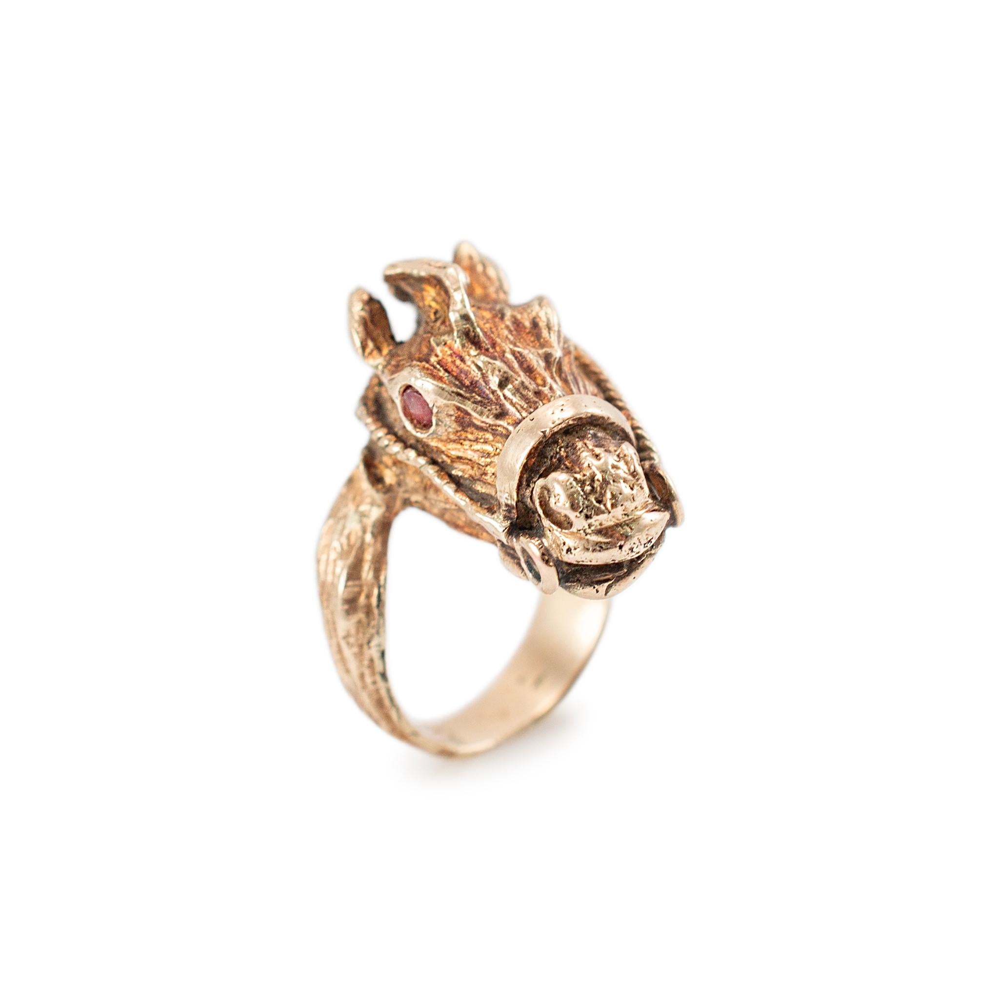 Handgefertigter 14K Gelbgold Texturierter Rubin-Cocktailring mit Pferdekopf, Vintage (Rundschliff)