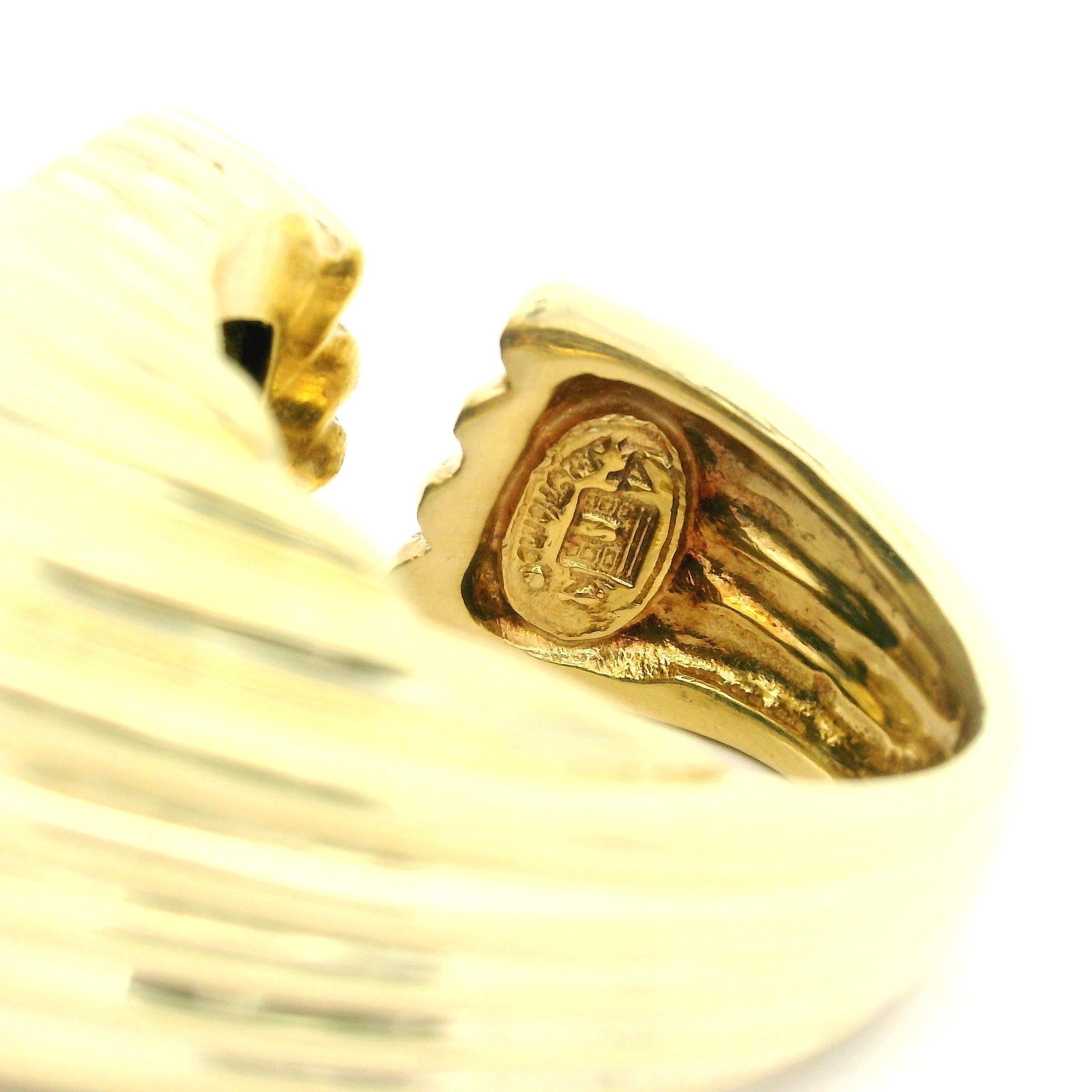 Vintage 14k Yellow Gold Inlay Onyx & Diamond Grooved Unique Shape Cocktail Ring In Good Condition For Sale In Montclair, NJ