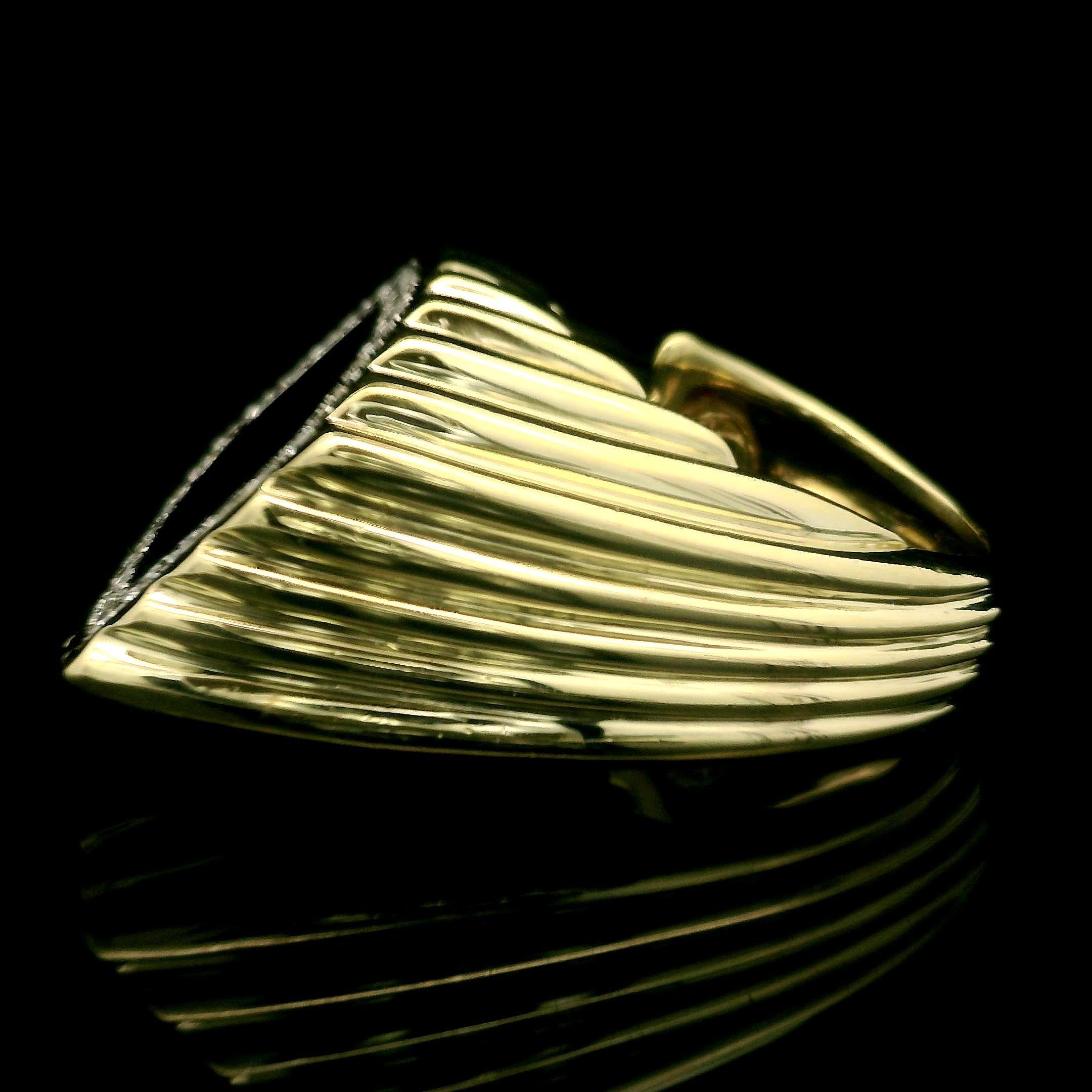 Vintage 14k Yellow Gold Inlay Onyx & Diamond Grooved Unique Shape Cocktail Ring For Sale 4