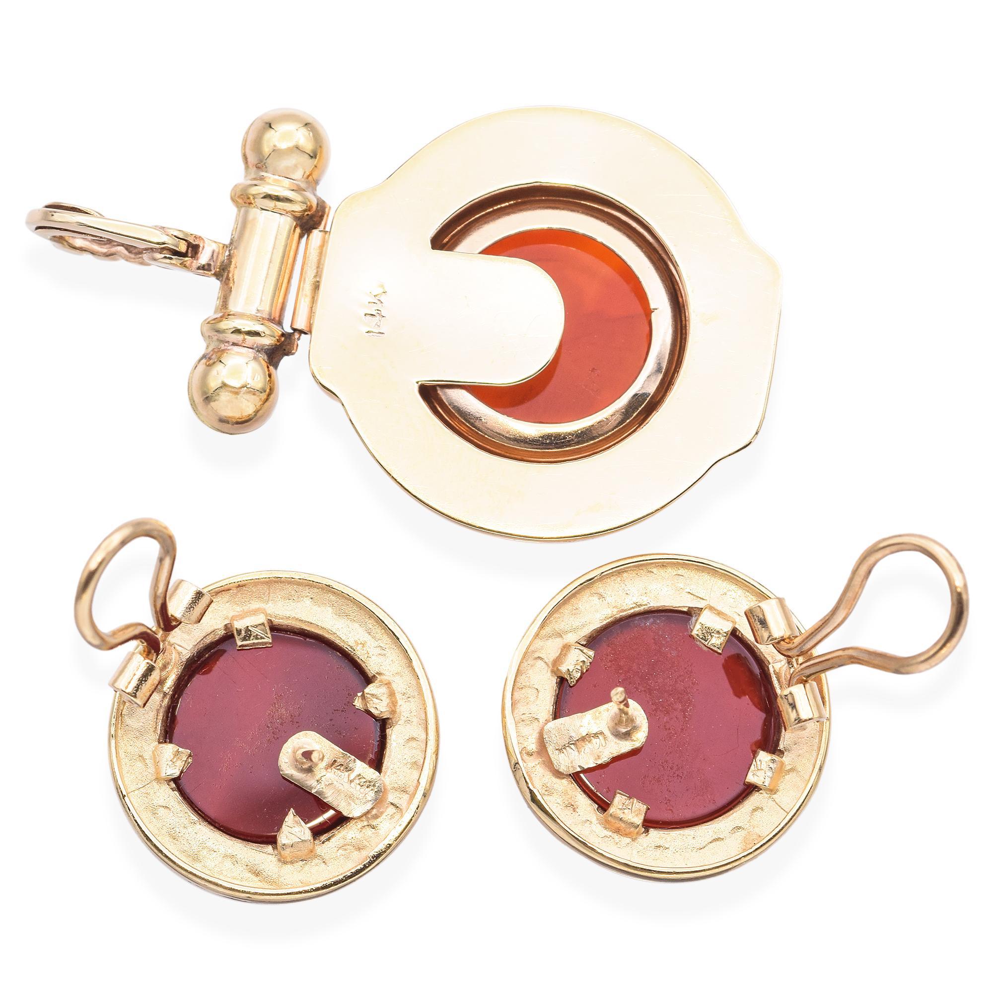Immersa nell'eleganza classica, questa parure vintage presenta intagli finemente dettagliati, sapientemente intagliati e incastonati in un ricco oro giallo 14k. Ogni pezzo mostra un'intricata lavorazione artigianale, con i disegni calcografici che