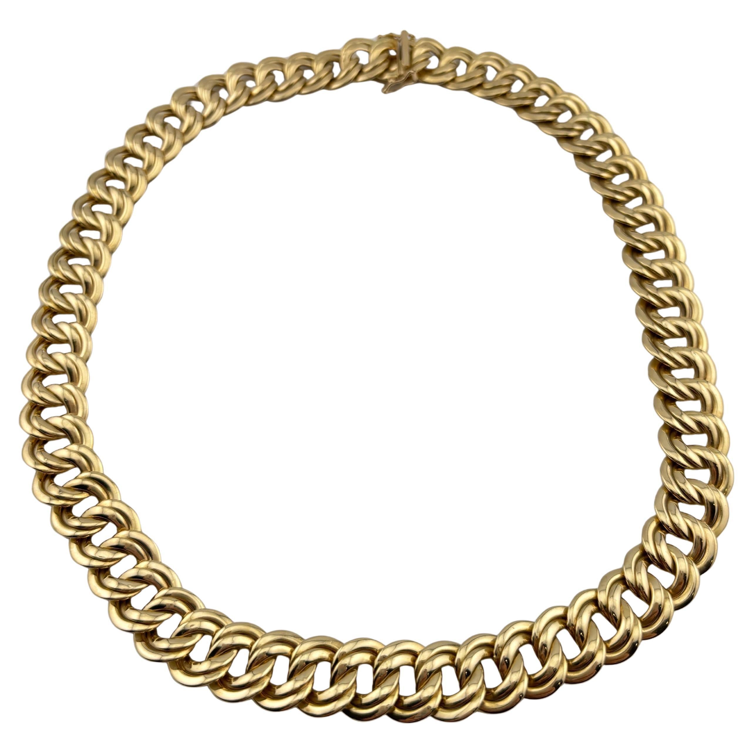 This elegant 14k gold link necklace showcases craftsmanship and sophisticated design. Made from 14k gold, the necklace features a series of interlocking links that create a smooth, fluid chain, ideal for both casual and formal wear. The gold's rich,