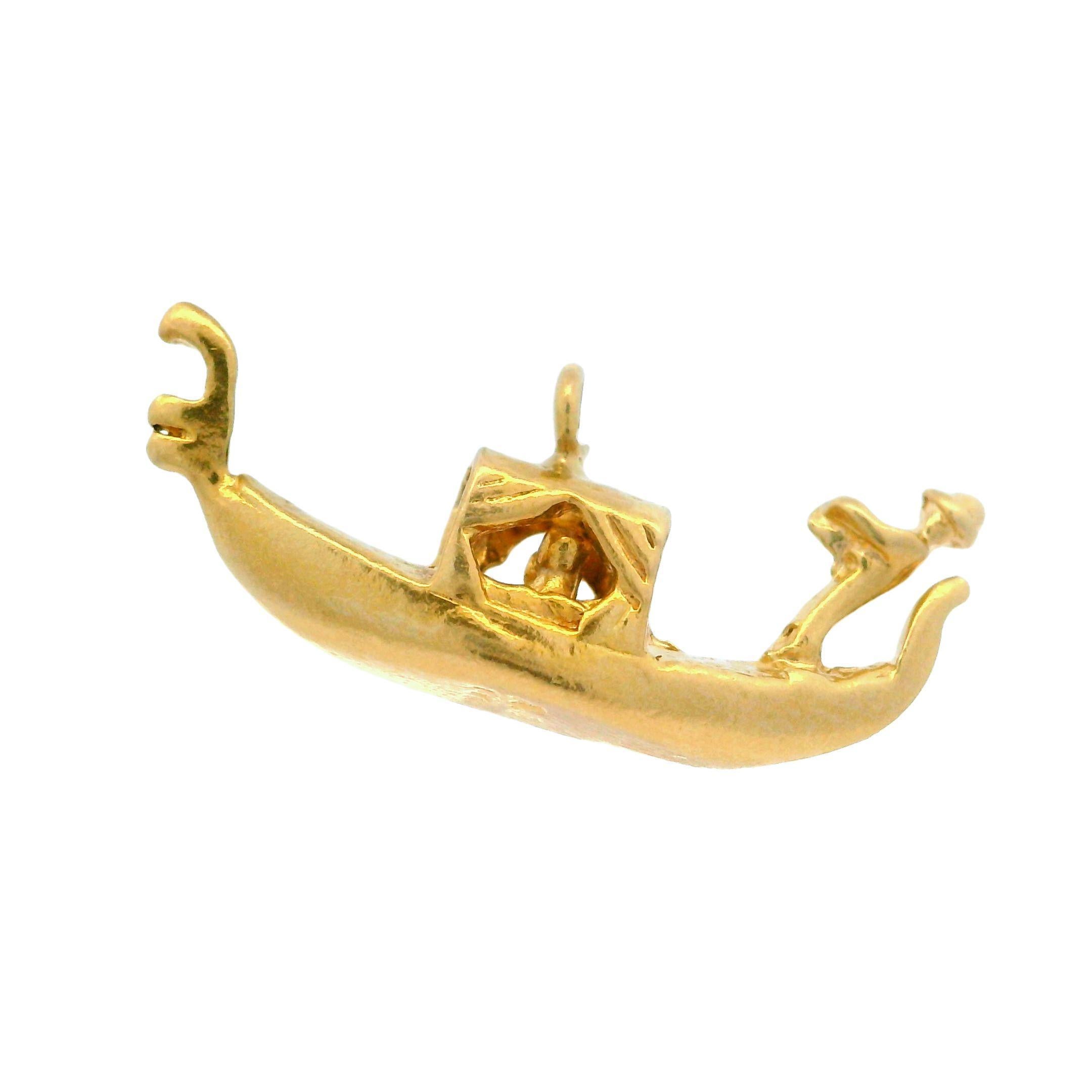 Ciondolo a forma di gondola d'epoca in oro giallo 14k con 2 passeggeri In condizioni buone in vendita a Montclair, NJ