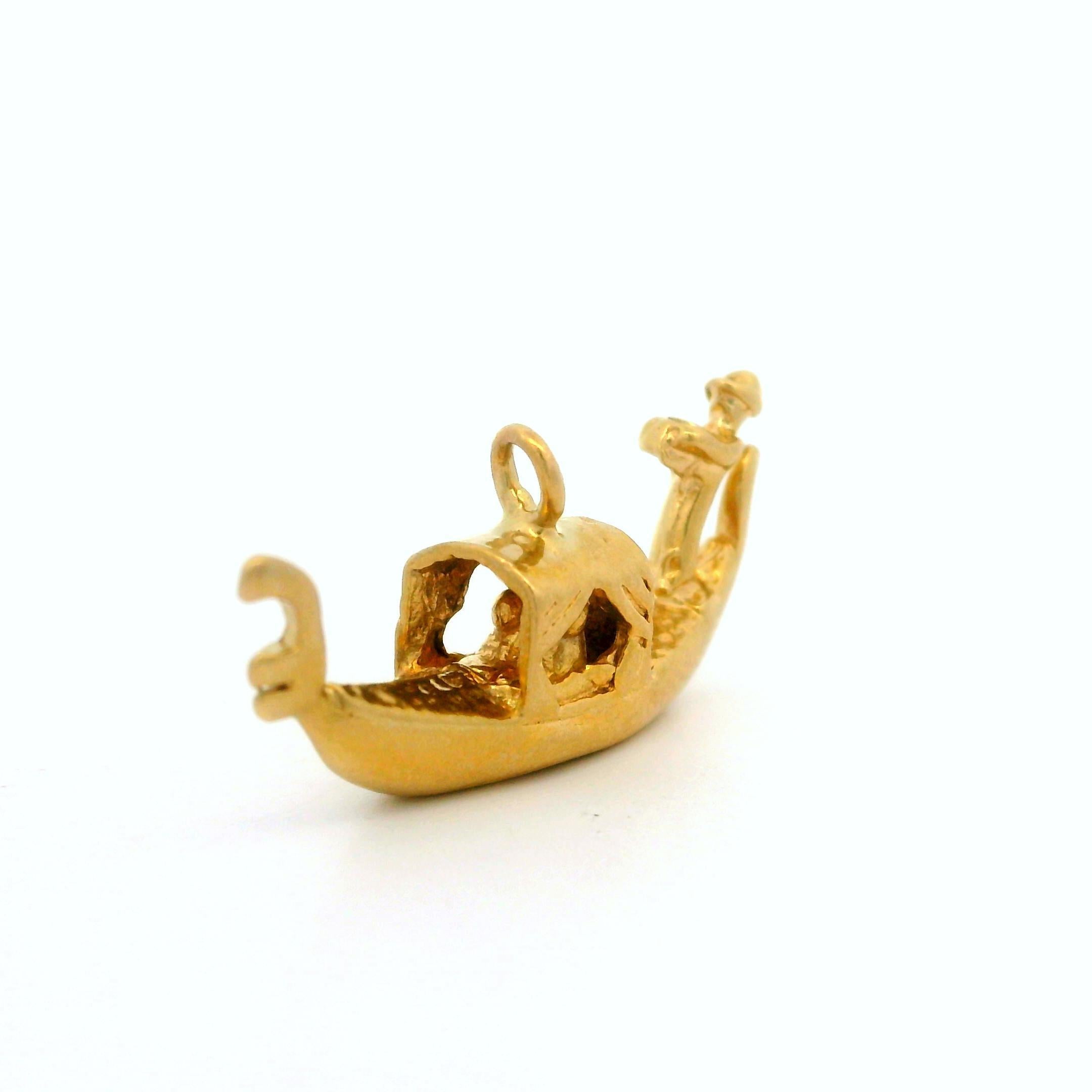 da uomo o donna Ciondolo a forma di gondola d'epoca in oro giallo 14k con 2 passeggeri in vendita