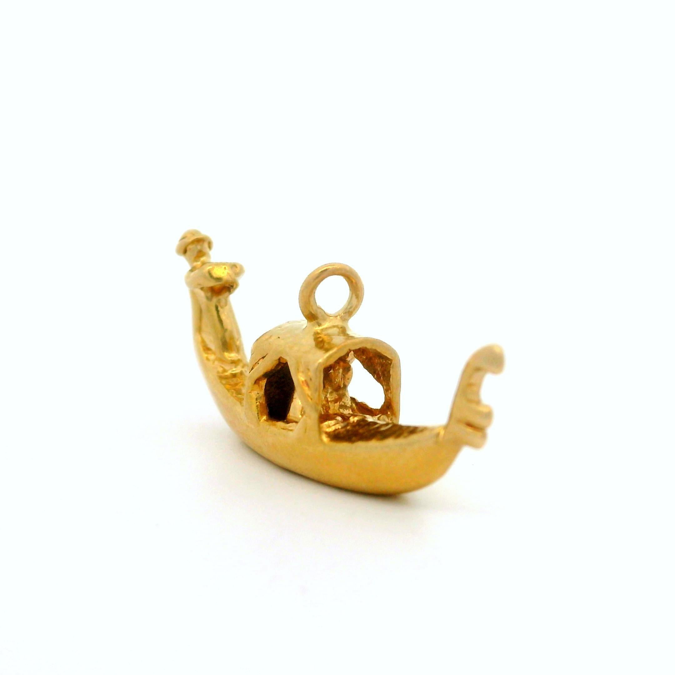 Ciondolo a forma di gondola d'epoca in oro giallo 14k con 2 passeggeri in vendita 1