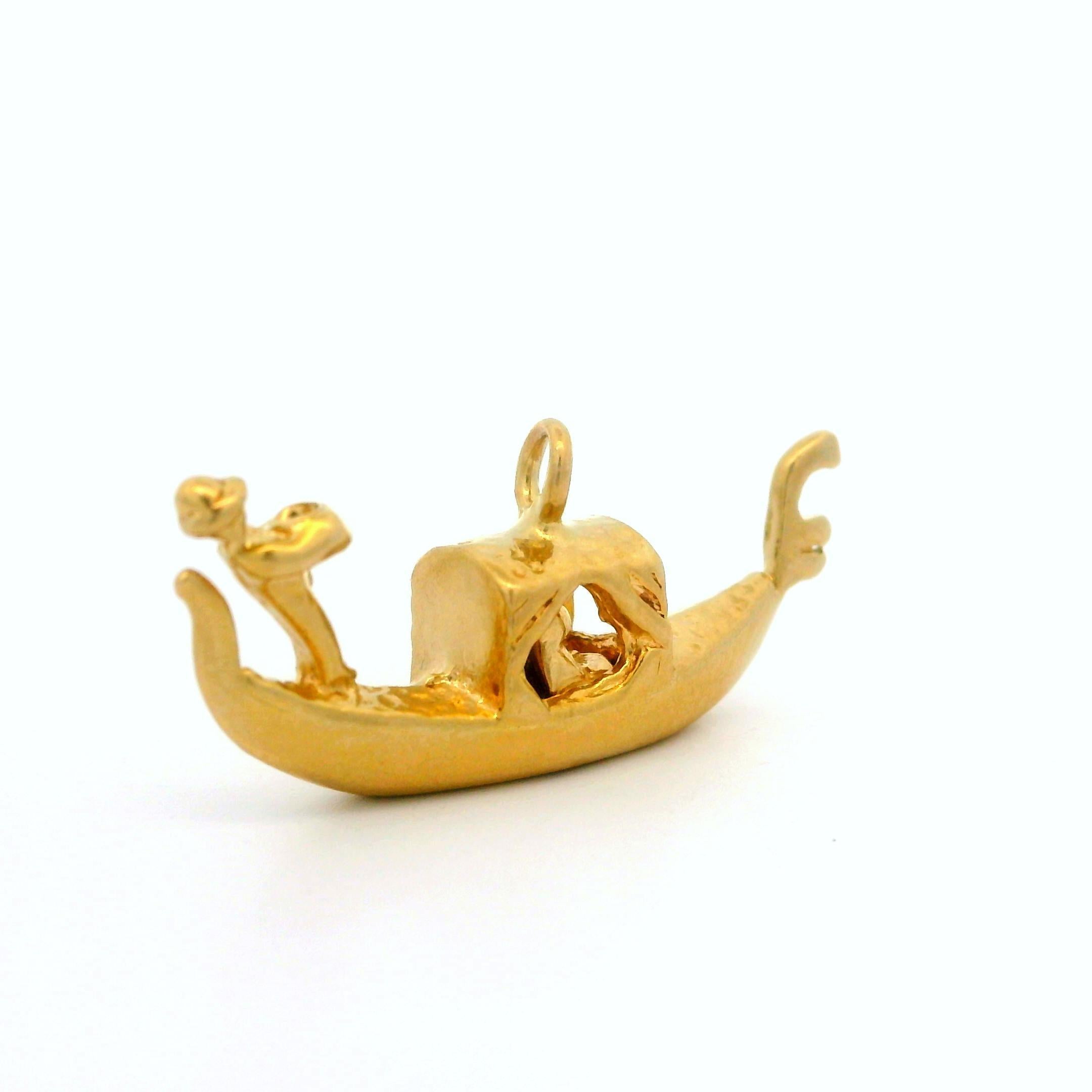 Ciondolo a forma di gondola d'epoca in oro giallo 14k con 2 passeggeri in vendita 2
