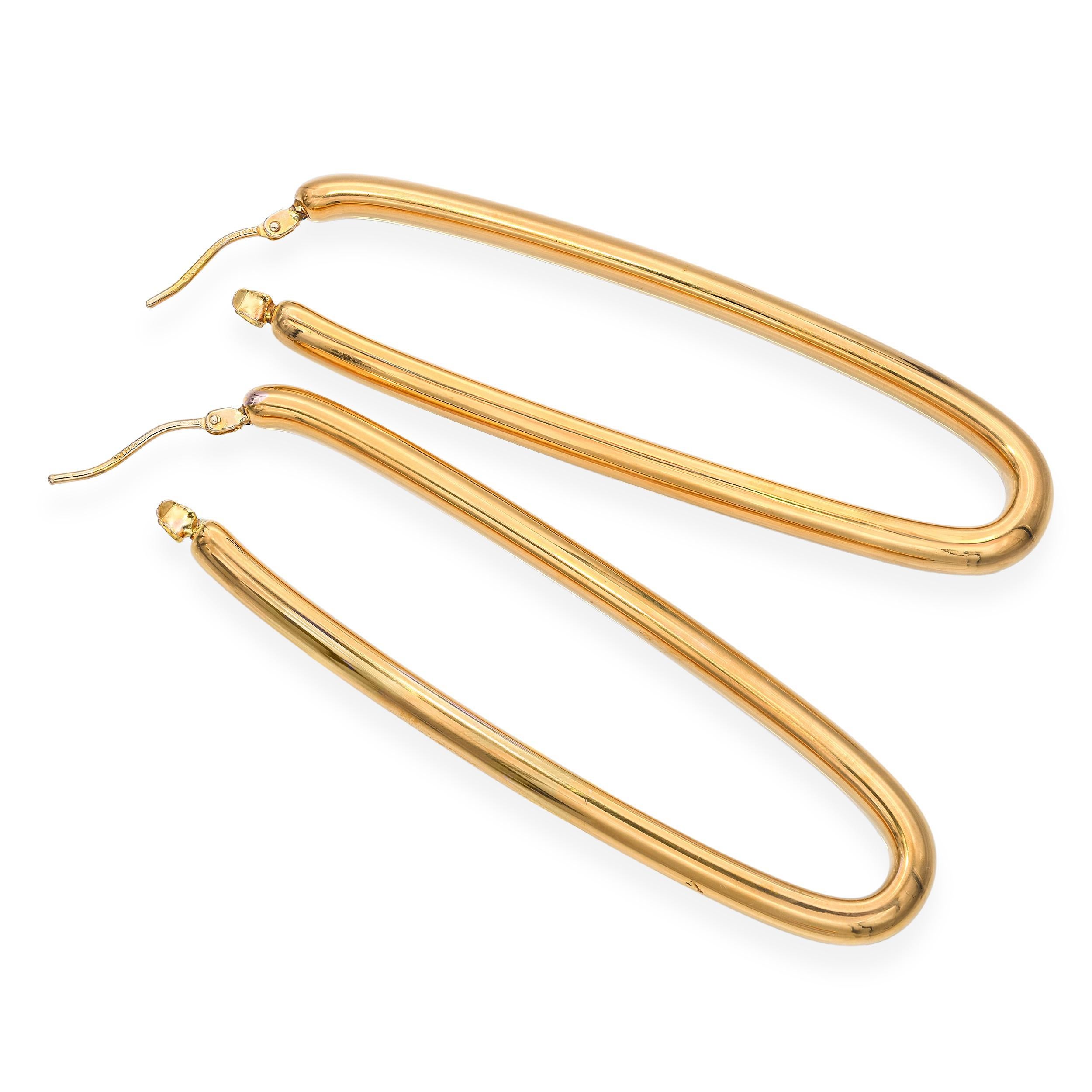 Diese Vintage-Ohrringe sind aus 14-karätigem Gelbgold gefertigt und zeichnen sich durch klassische italienische Handwerkskunst aus. Die glatte, polierte Oberfläche reflektiert das Licht wunderschön und verleiht ihm einen Hauch von müheloser Eleganz.