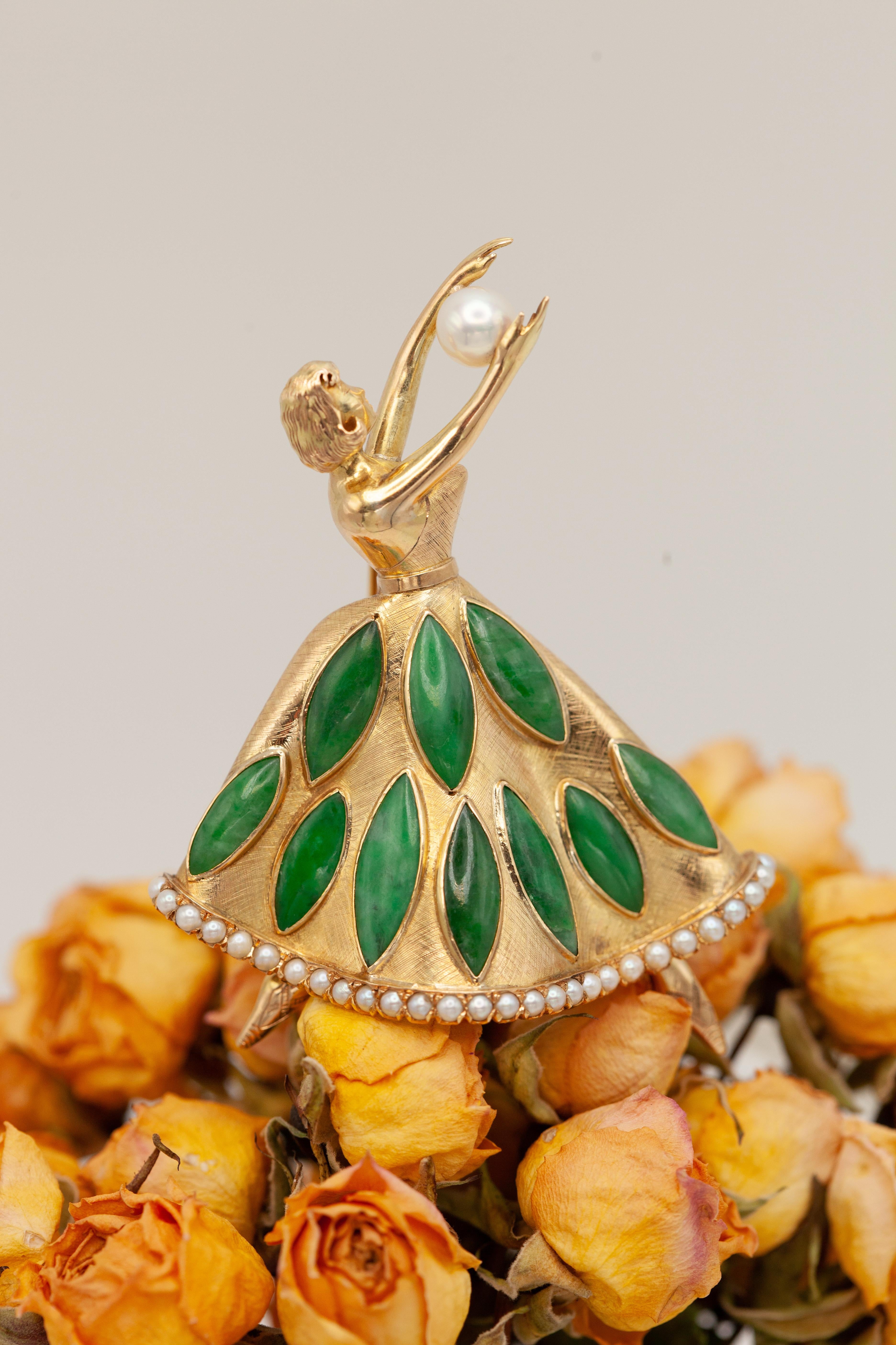 Broche bailarina vintage de oro amarillo de 14 quilates con jade y perlas Corte marquesa en venta