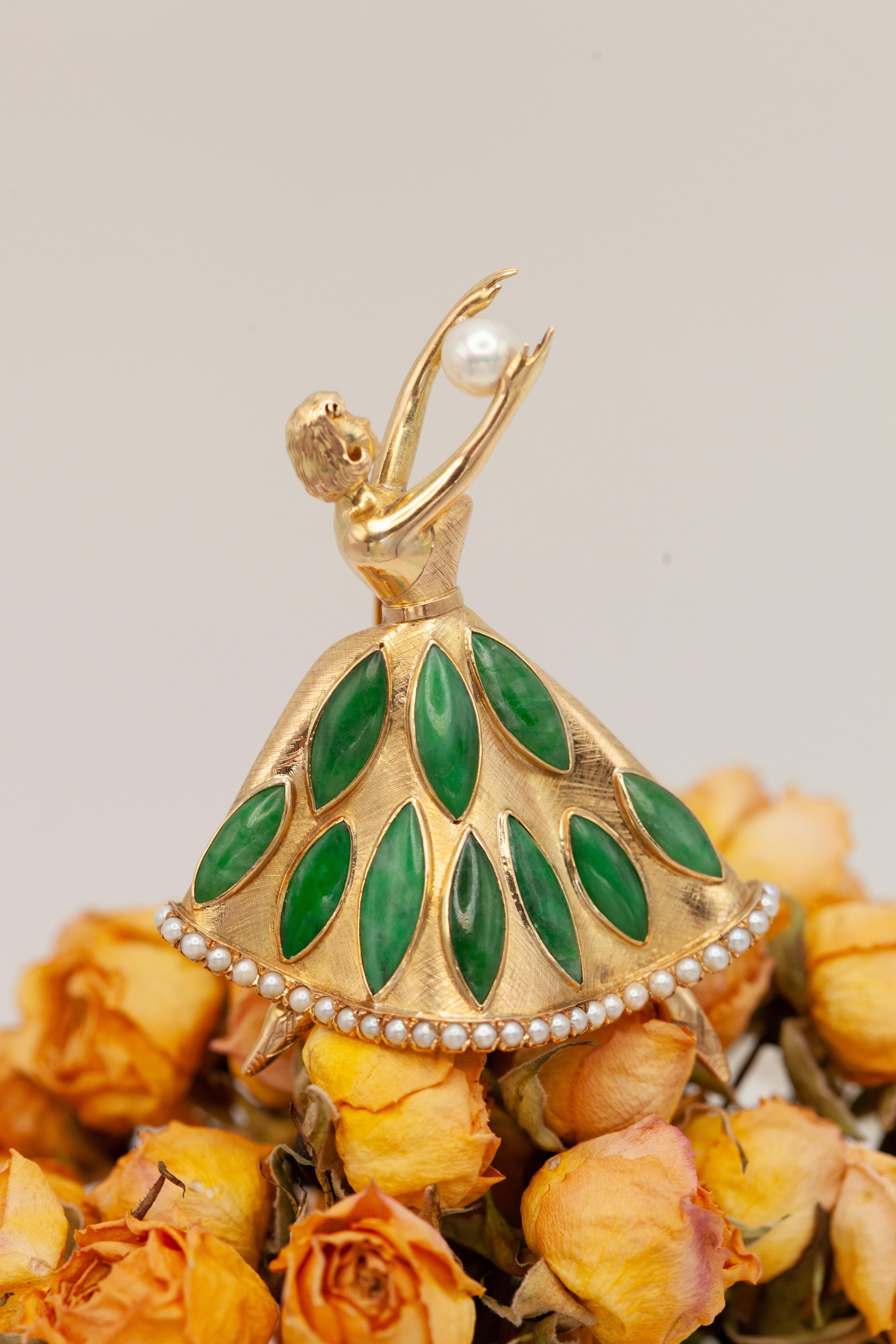 Femenino o masculino Broche bailarina vintage de oro amarillo de 14 quilates con jade y perlas en venta
