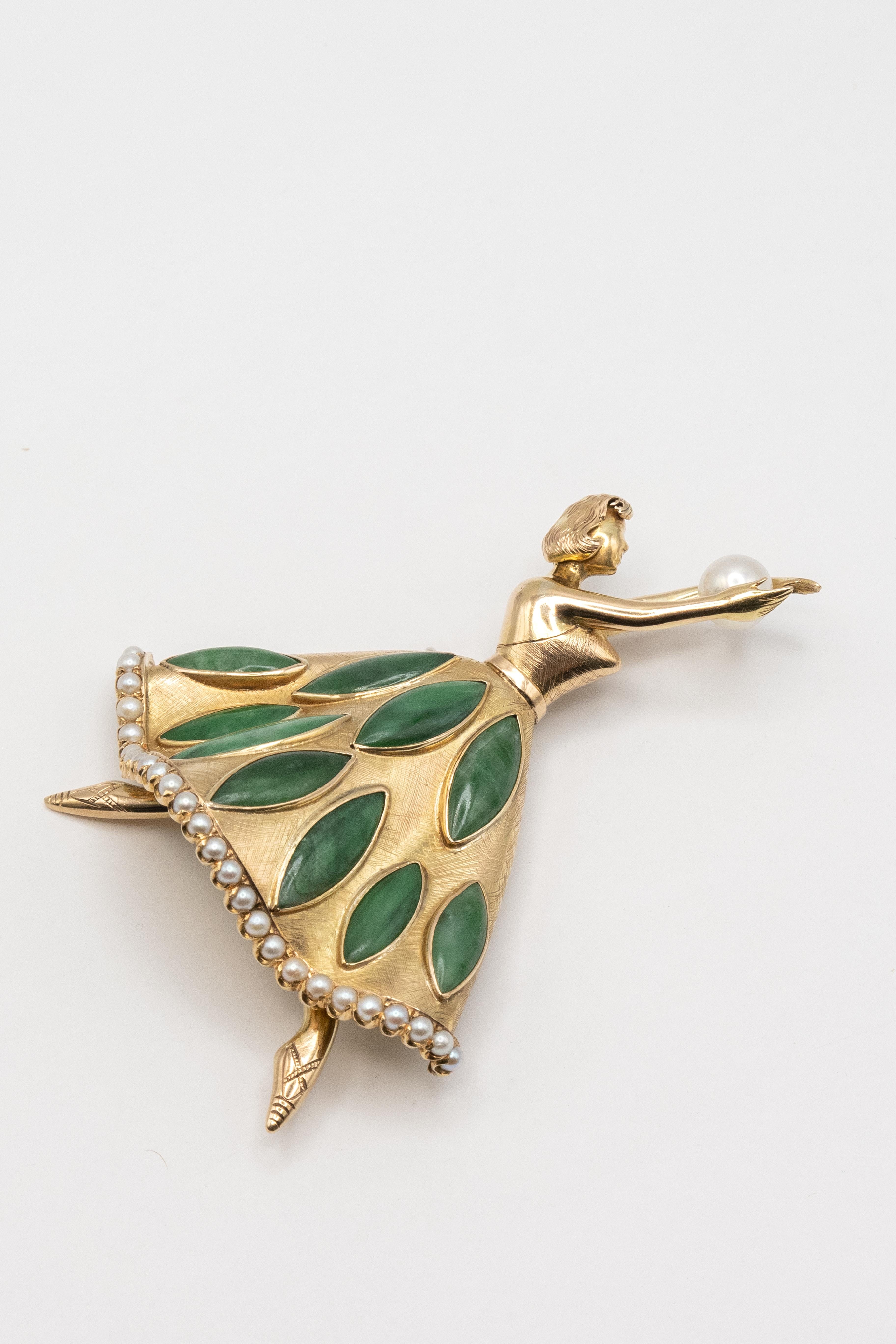 Broche bailarina vintage de oro amarillo de 14 quilates con jade y perlas en venta 1
