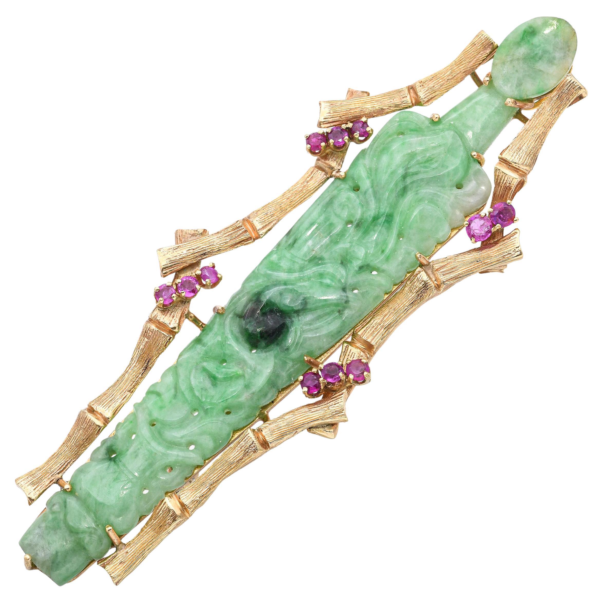 Vintage 14k Gelbgold Jade und Rubin Bambus Scheide Carving Brosche im Angebot