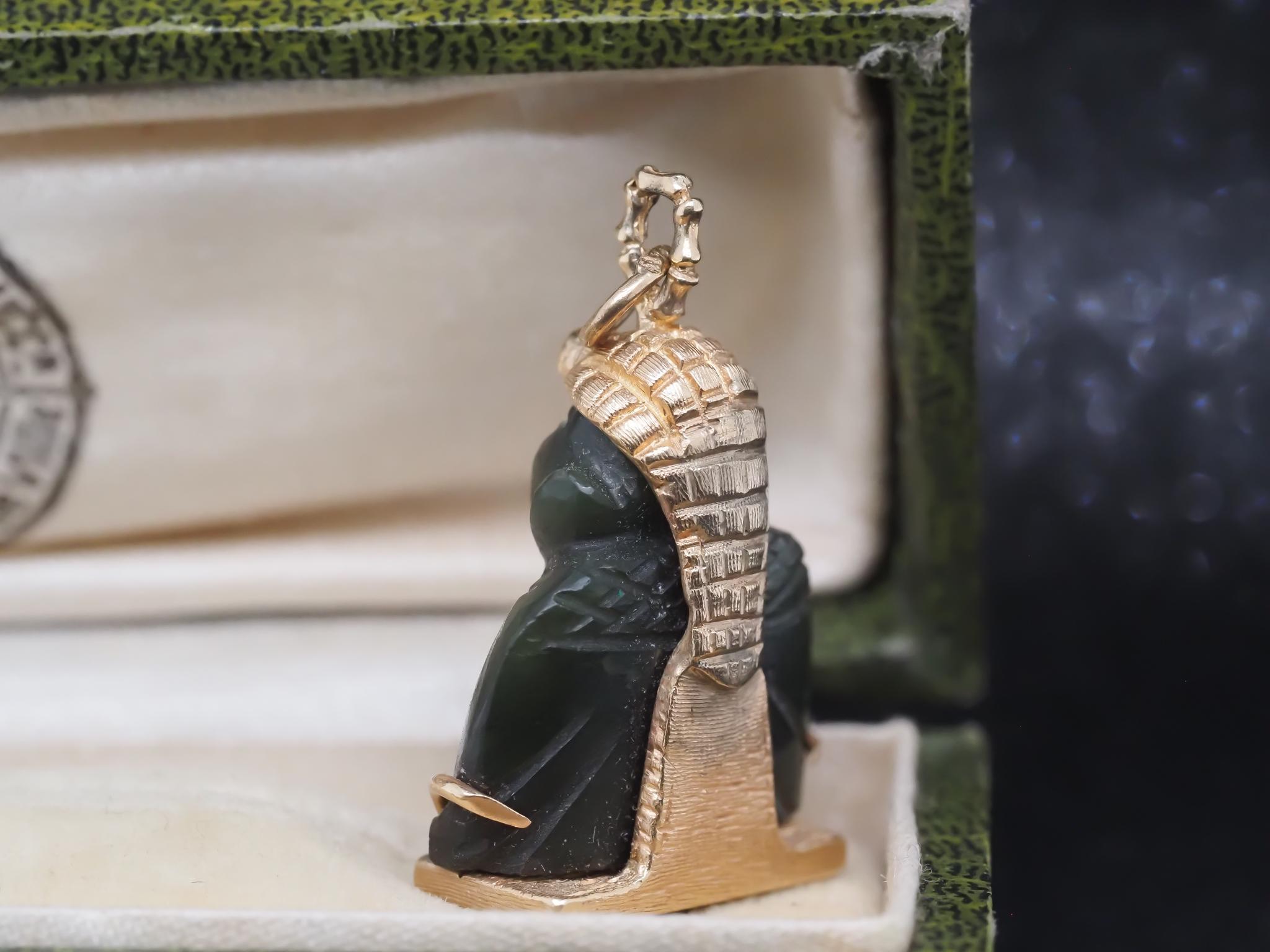 Année : 1970

Détails de l'article :
Type de métal : Or jaune 14K [poinçonné et testé].
Poids : 9,6 grammes

Le Bouddha est sculpté en Jade. Rubis sur la partie supérieure du pendentif.

Mesure : 1,5 pouce de long

Condit : Excellent