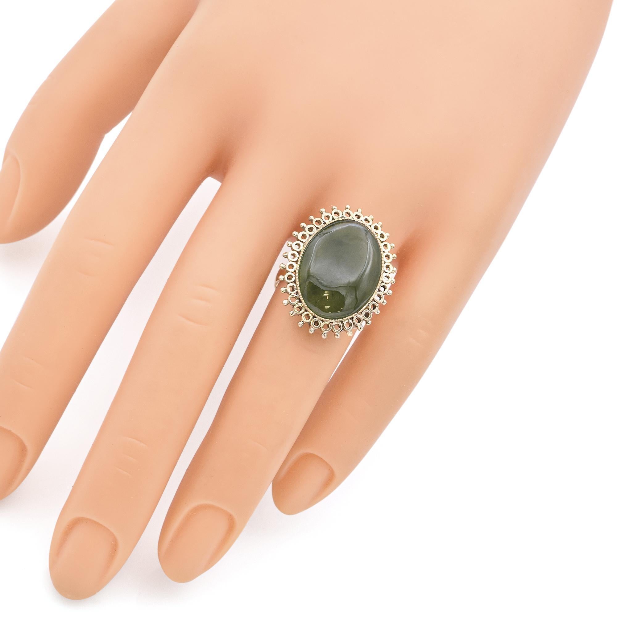 Taille cabochon Bague cocktail vintage en or jaune 14 carats avec cabochon de jade en vente
