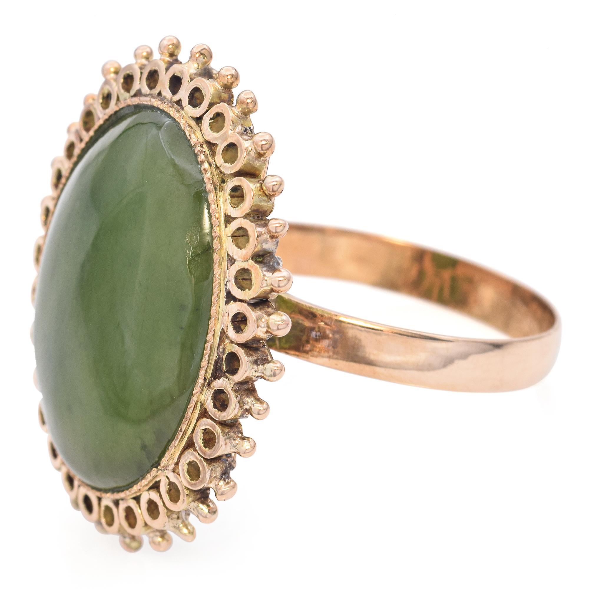 Bague cocktail vintage en or jaune 14 carats avec cabochon de jade Bon état - En vente à New York, NY