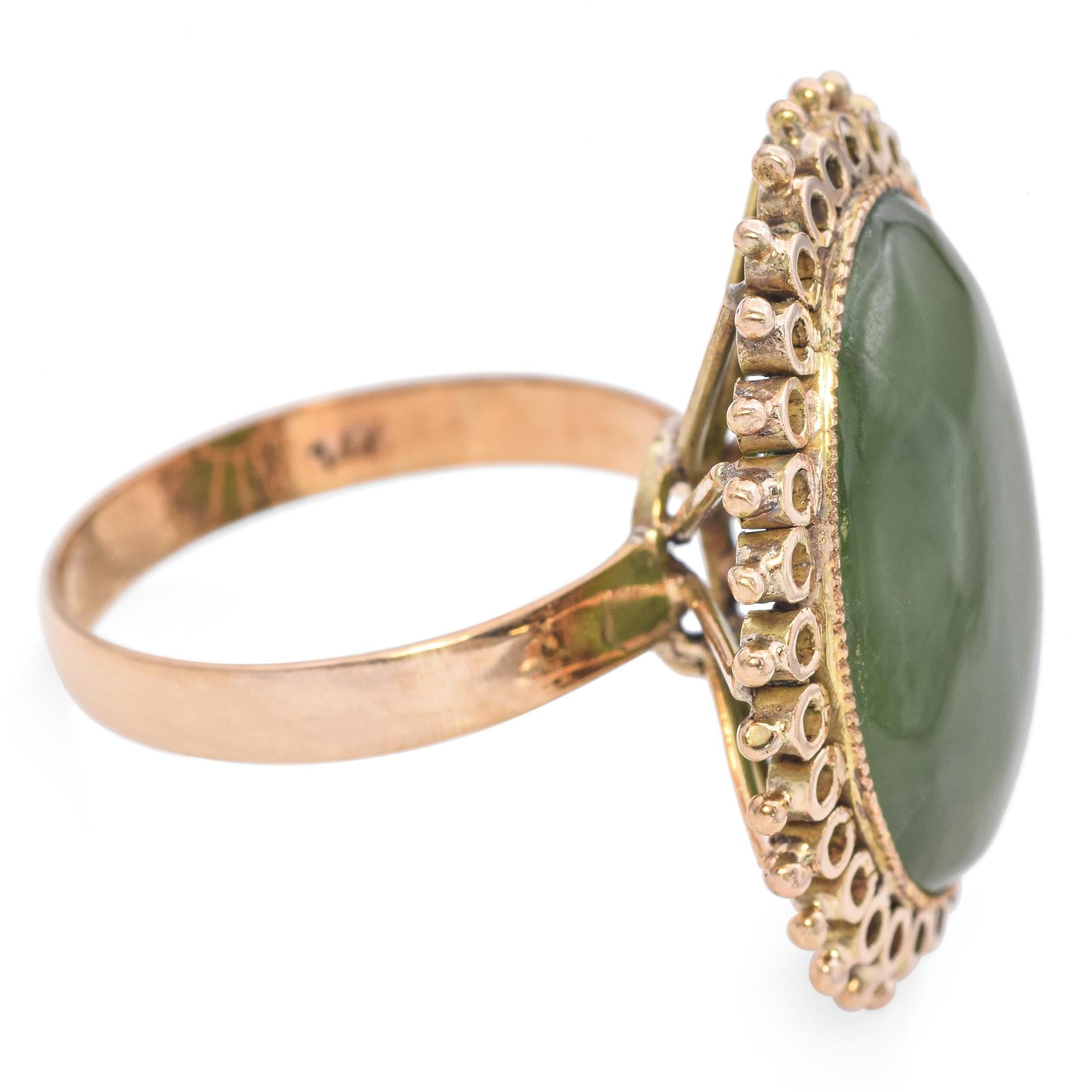 Bague cocktail vintage en or jaune 14 carats avec cabochon de jade en vente 1