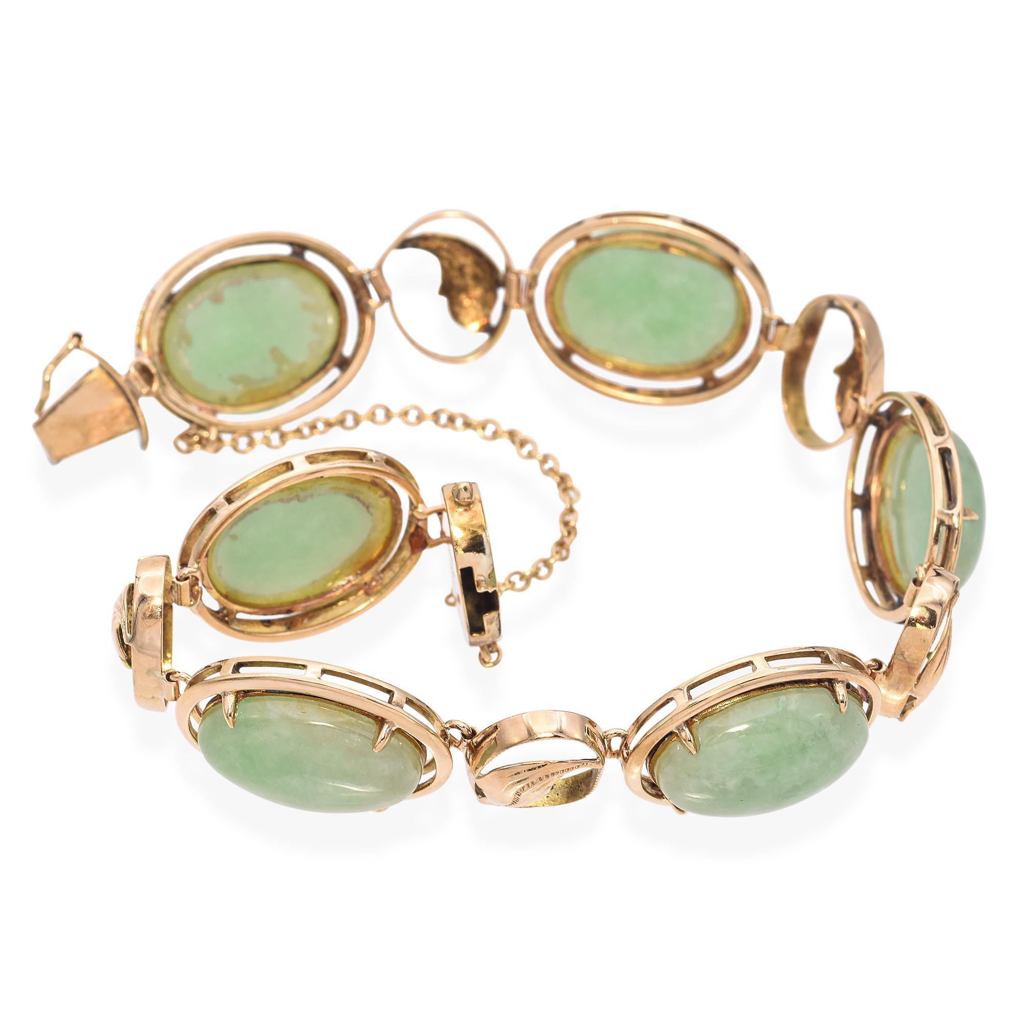 Vintage 14K Yellow Gold Jade Cabochon Leaf Motif Bracelet In Good Condition For Sale In New York, NY