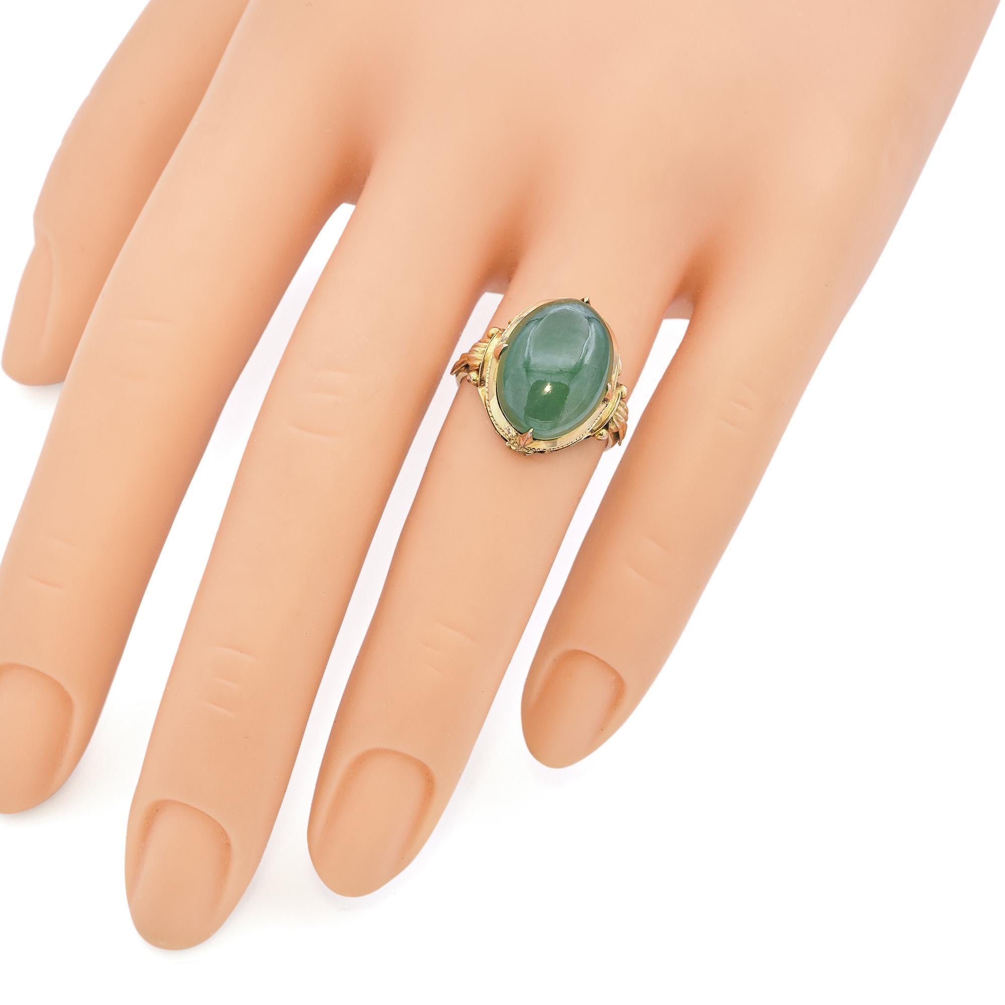 Vintage 14k Yellow Gold Jade Cabochon Ring In Good Condition For Sale In New York, NY
