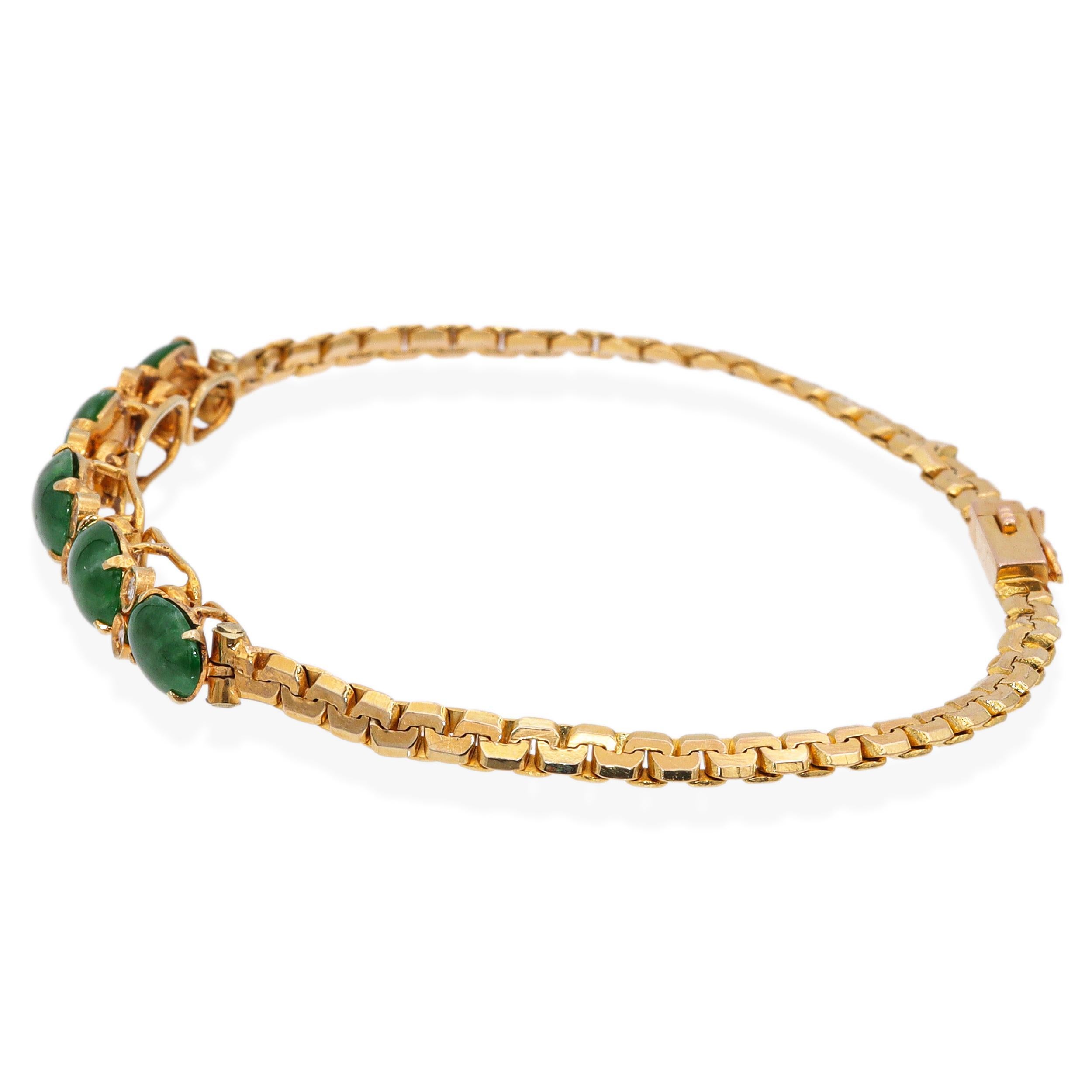 Ce bracelet vintage raffiné est réalisé avec expertise en or jaune 14k et présente un design flexible à maillons en forme de boîte. En son centre, cinq cabochons de jade ovales et polis d'un vert éclatant sont gracieusement disposés, chacun étant