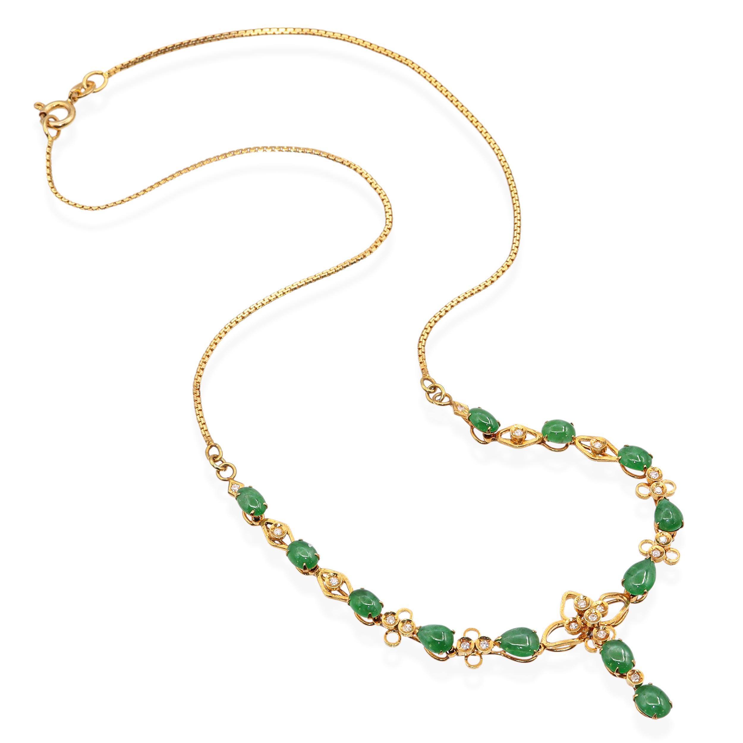 Questa elegante collana vintage è realizzata in oro giallo 14k e presenta una graziosa disposizione di cabochon ovali di giada verde intenso. Ogni pietra di giada è incastonata in maglie d'oro decorative, accentate da scintillanti diamanti a taglio