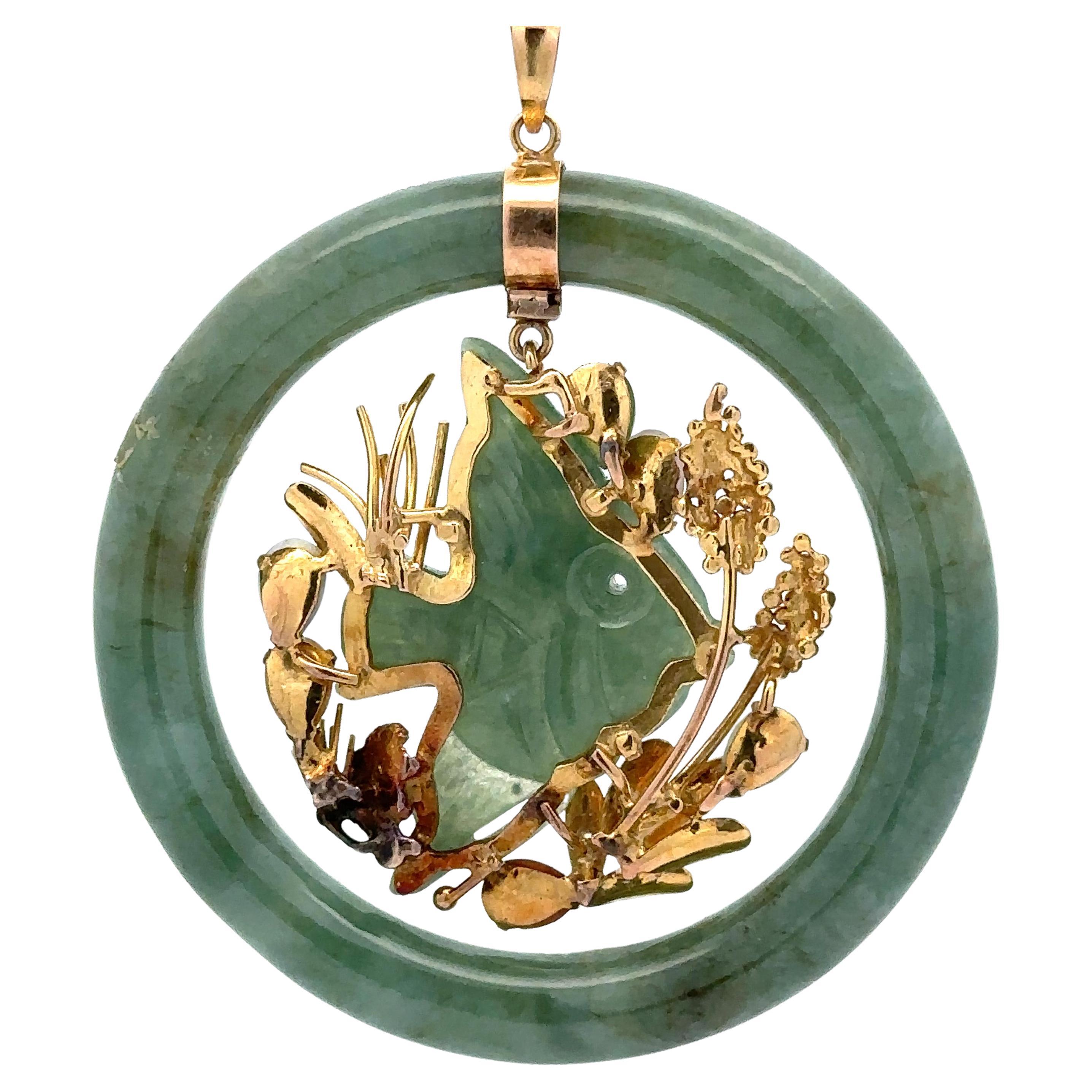 --Pierre(s) :...
(1) Jade véritable naturel - disque de forme ronde - couleur vert marbré - 51.4mm
(1) Jade véritable naturel - forme de poisson sculpté - couleur vert marbré - 32.4x22.3mm
(6) Jade véritable naturel - Cabochon poire - serti -