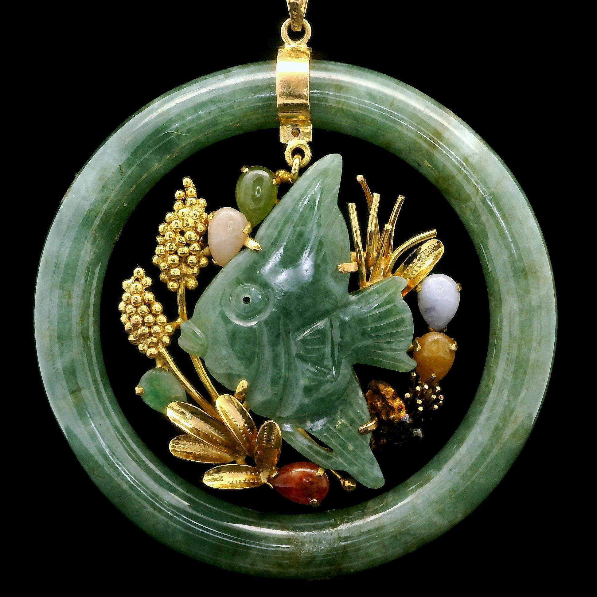 Taille cabochon Collier pendentif vintage en or jaune 14 carats, disque de jade avec poisson sculpté pendant en vente