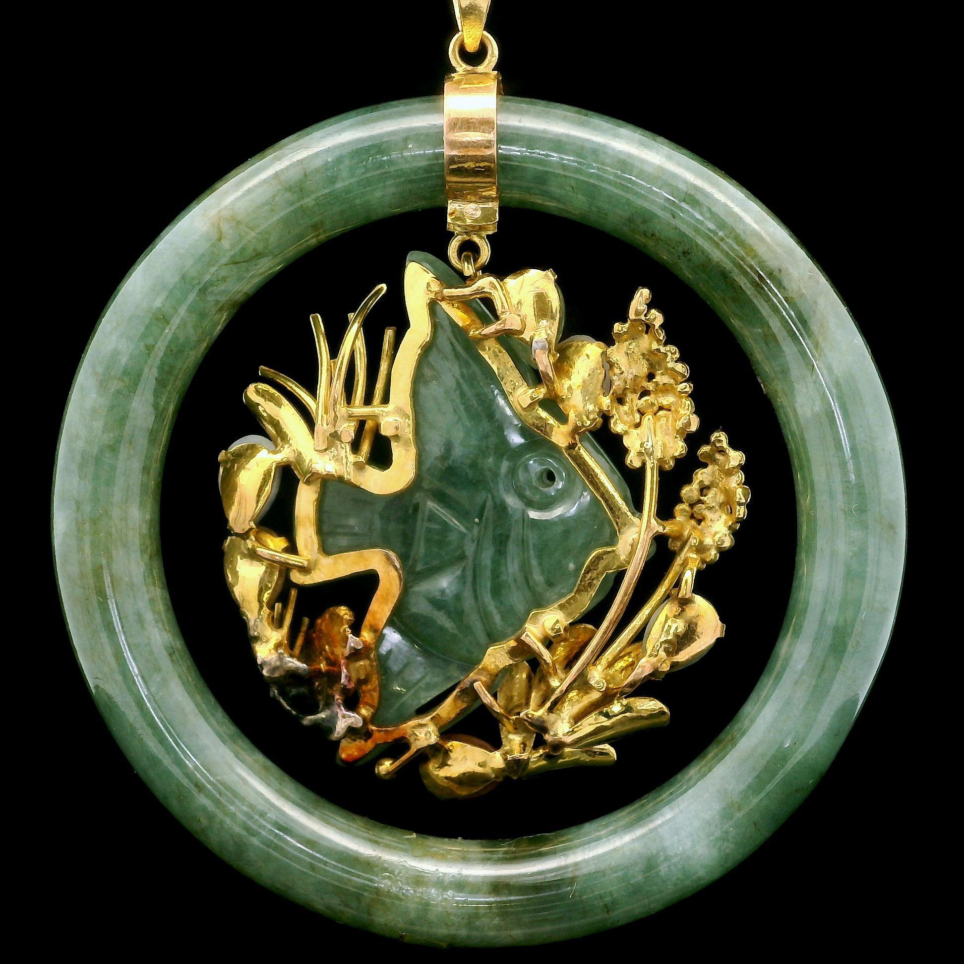 Collier pendentif vintage en or jaune 14 carats, disque de jade avec poisson sculpté pendant Excellent état - En vente à Montclair, NJ