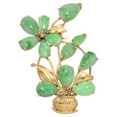 Broche vintage de oro amarillo de 14 quilates con cesta floral de jade